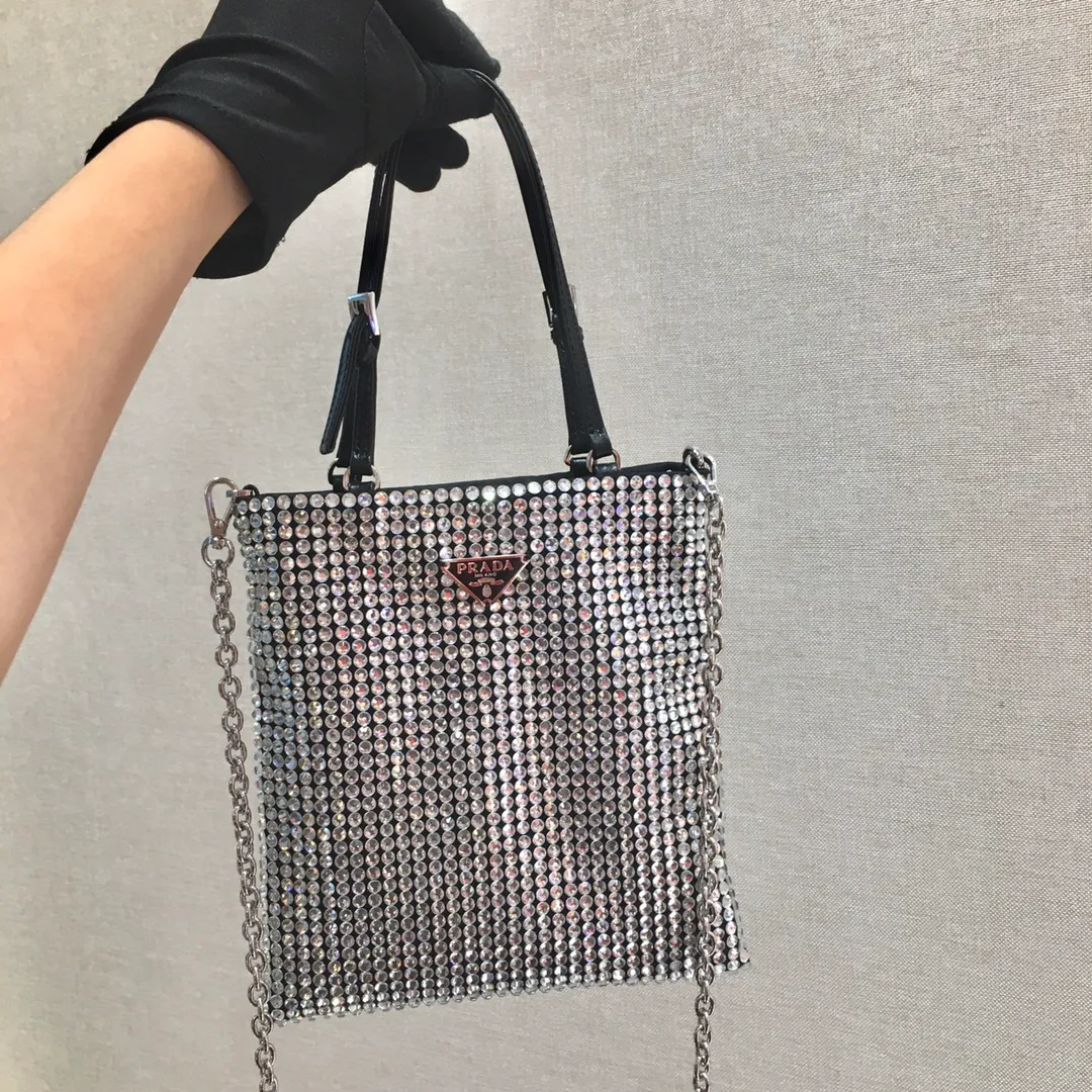 💰1020🎉Best model full of diamonds🎉1N6608, the most beautiful and sparkling rhinestone handbag/chain bag ؔ😘😘Imported rhinestone mesh. Shiny appearance. The blingbling effect under the night light is very eye-catching. The rate of return is very high🙈🙈Everyone will praise you wherever you take it😘This kind of sparkling diamond bag is also very easy to match with clothes, so cute and cool , suitable for any occasion, worth buying👍beauties😘 Length 18X height 20cm