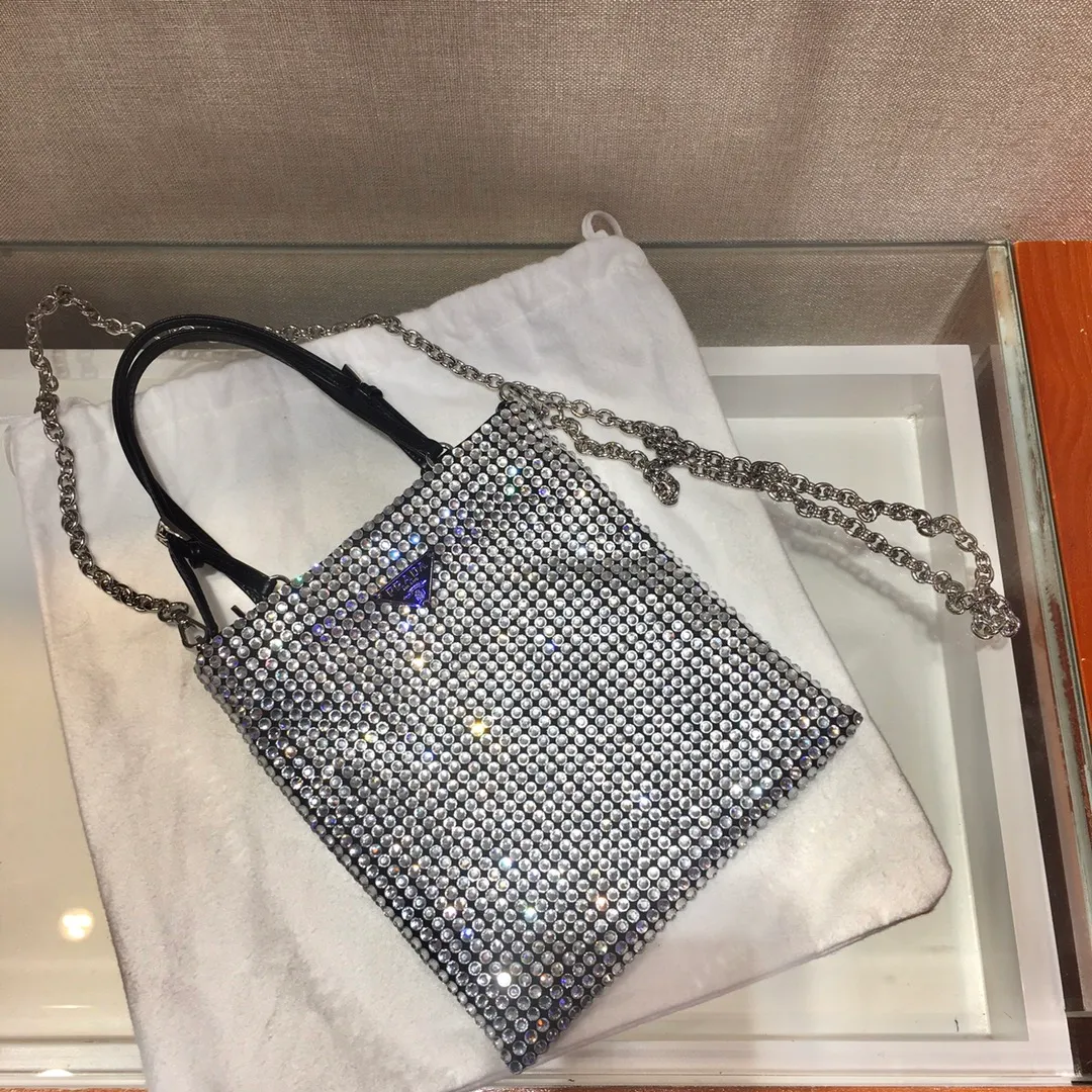 💰1020🎉Best model full of diamonds🎉1N6608, the most beautiful and sparkling rhinestone handbag/chain bag ؔ😘😘Imported rhinestone mesh. Shiny appearance. The blingbling effect under the night light is very eye-catching. The rate of return is very high🙈🙈Everyone will praise you wherever you take it😘This kind of sparkling diamond bag is also very easy to match with clothes, so cute and cool , suitable for any occasion, worth buying👍beauties😘 Length 18X height 20cm