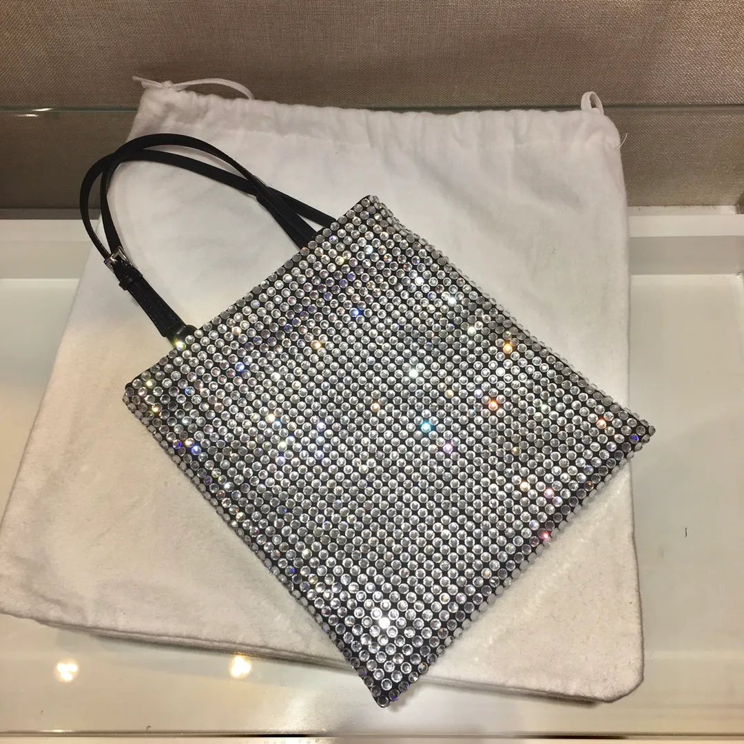 💰1020🎉Best model full of diamonds🎉1N6608, the most beautiful and sparkling rhinestone handbag/chain bag ؔ😘😘Imported rhinestone mesh. Shiny appearance. The blingbling effect under the night light is very eye-catching. The rate of return is very high🙈🙈Everyone will praise you wherever you take it😘This kind of sparkling diamond bag is also very easy to match with clothes, so cute and cool , suitable for any occasion, worth buying👍beauties😘 Length 18X height 20cm