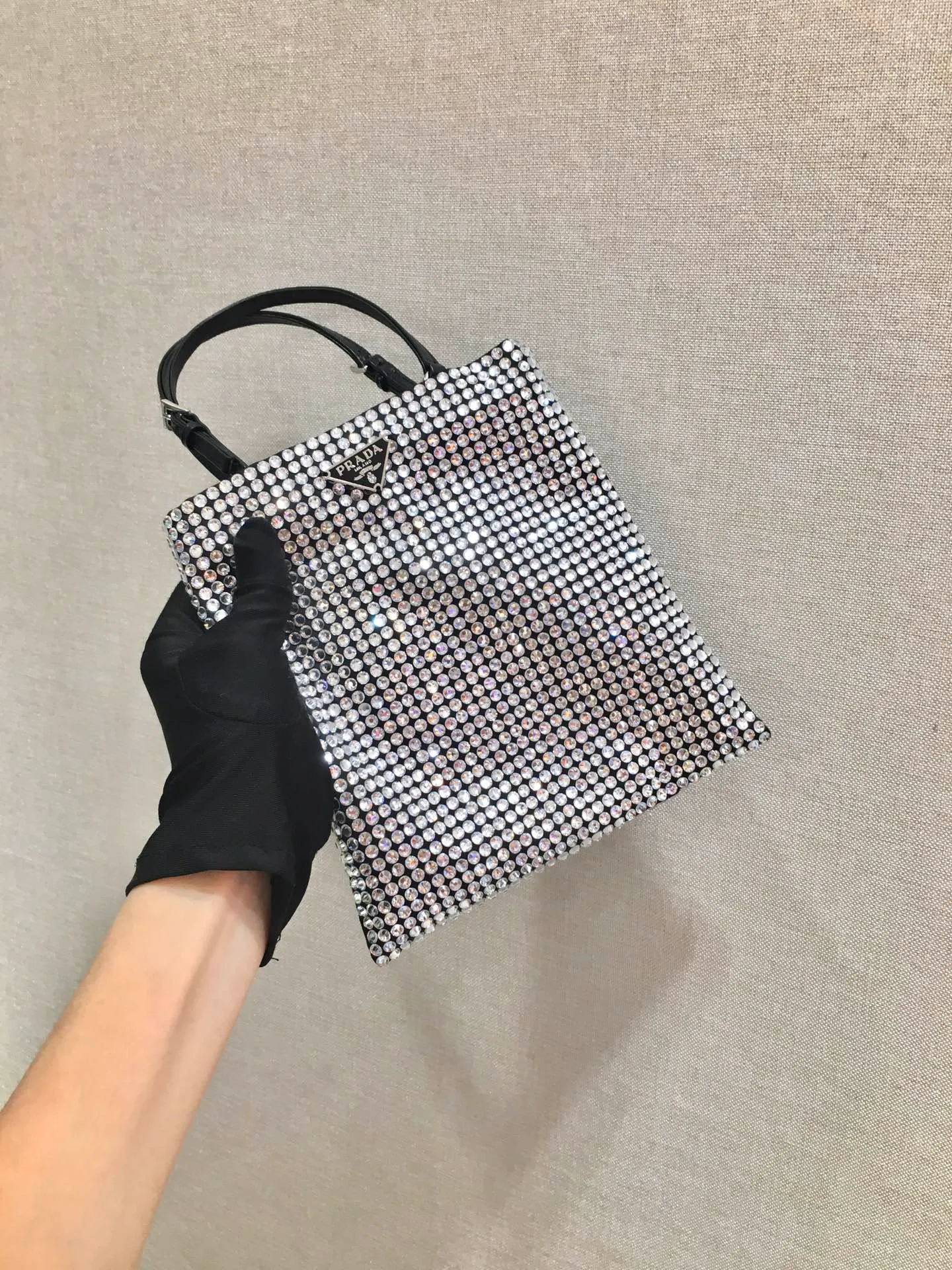 💰1020🎉Best model full of diamonds🎉1N6608, the most beautiful and sparkling rhinestone handbag/chain bag ؔ😘😘Imported rhinestone mesh. Shiny appearance. The blingbling effect under the night light is very eye-catching. The rate of return is very high🙈🙈Everyone will praise you wherever you take it😘This kind of sparkling diamond bag is also very easy to match with clothes, so cute and cool , suitable for any occasion, worth buying👍beauties😘 Length 18X height 20cm