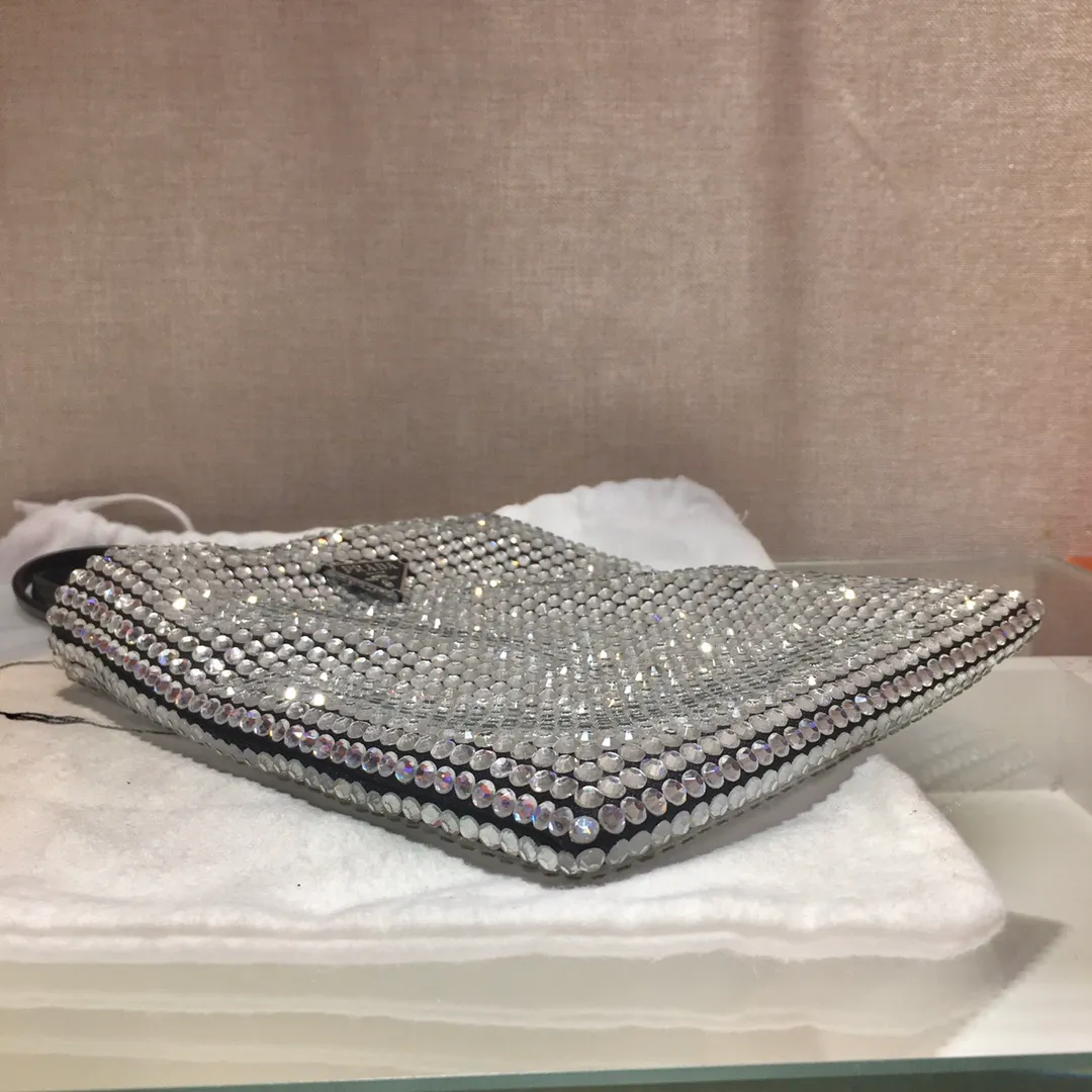 💰1020🎉Best model full of diamonds🎉1N6608, the most beautiful and sparkling rhinestone handbag/chain bag ؔ😘😘Imported rhinestone mesh. Shiny appearance. The blingbling effect under the night light is very eye-catching. The rate of return is very high🙈🙈Everyone will praise you wherever you take it😘This kind of sparkling diamond bag is also very easy to match with clothes, so cute and cool , suitable for any occasion, worth buying👍beauties😘 Length 18X height 20cm