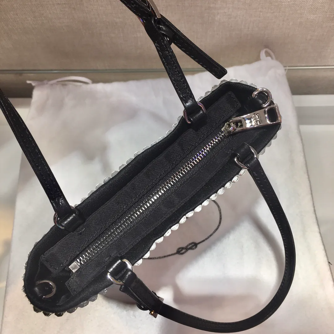 💰1020🎉Best model full of diamonds🎉1N6608, the most beautiful and sparkling rhinestone handbag/chain bag ؔ😘😘Imported rhinestone mesh. Shiny appearance. The blingbling effect under the night light is very eye-catching. The rate of return is very high🙈🙈Everyone will praise you wherever you take it😘This kind of sparkling diamond bag is also very easy to match with clothes, so cute and cool , suitable for any occasion, worth buying👍beauties😘 Length 18X height 20cm