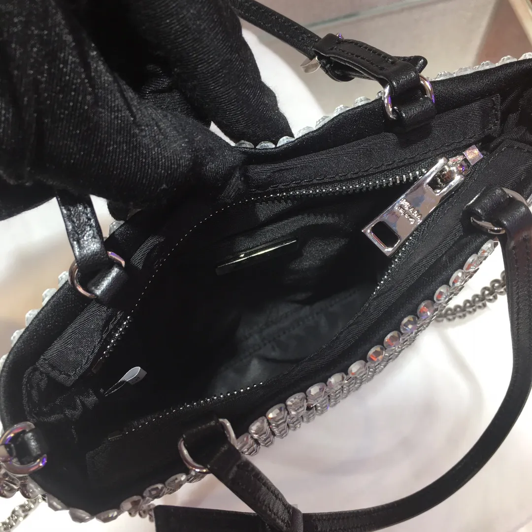 💰1020🎉Best model full of diamonds🎉1N6608, the most beautiful and sparkling rhinestone handbag/chain bag ؔ😘😘Imported rhinestone mesh. Shiny appearance. The blingbling effect under the night light is very eye-catching. The rate of return is very high🙈🙈Everyone will praise you wherever you take it😘This kind of sparkling diamond bag is also very easy to match with clothes, so cute and cool , suitable for any occasion, worth buying👍beauties😘 Length 18X height 20cm