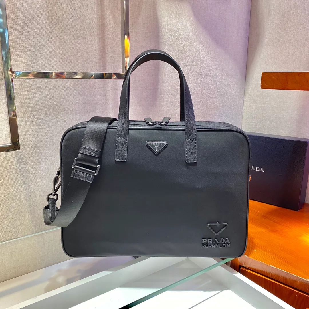 💰1520🎉Environmental protection series🎉New 2VE005 briefcase🎉🎉 This recycled nylon material reinterprets the classic men's briefcase, adding highlights to the new season. The briefcase features double handles and a detachable shoulder strap, and features an eye-catching signature recycled nylon logo and sophisticated details. The back can be hung on a trolley case when traveling. Very practical, simple/unique ring with deep logo/yet grand, men😘😘Hurry up and get it👏👏 Length 38x Height 28x Bottom 6.5cm🎉🎉🎉💰💰💰💰
