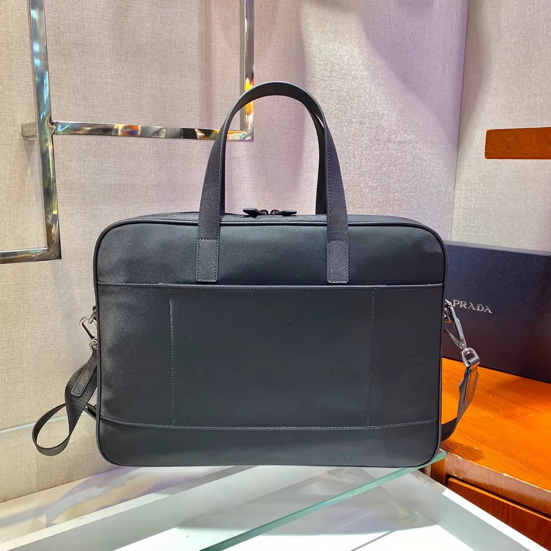 💰1520🎉Environmental protection series🎉New 2VE005 briefcase🎉🎉 This recycled nylon material reinterprets the classic men's briefcase, adding highlights to the new season. The briefcase features double handles and a detachable shoulder strap, and features an eye-catching signature recycled nylon logo and sophisticated details. The back can be hung on a trolley case when traveling. Very practical, simple/unique ring with deep logo/yet grand, men😘😘Hurry up and get it👏👏 Length 38x Height 28x Bottom 6.5cm🎉🎉🎉💰💰💰💰