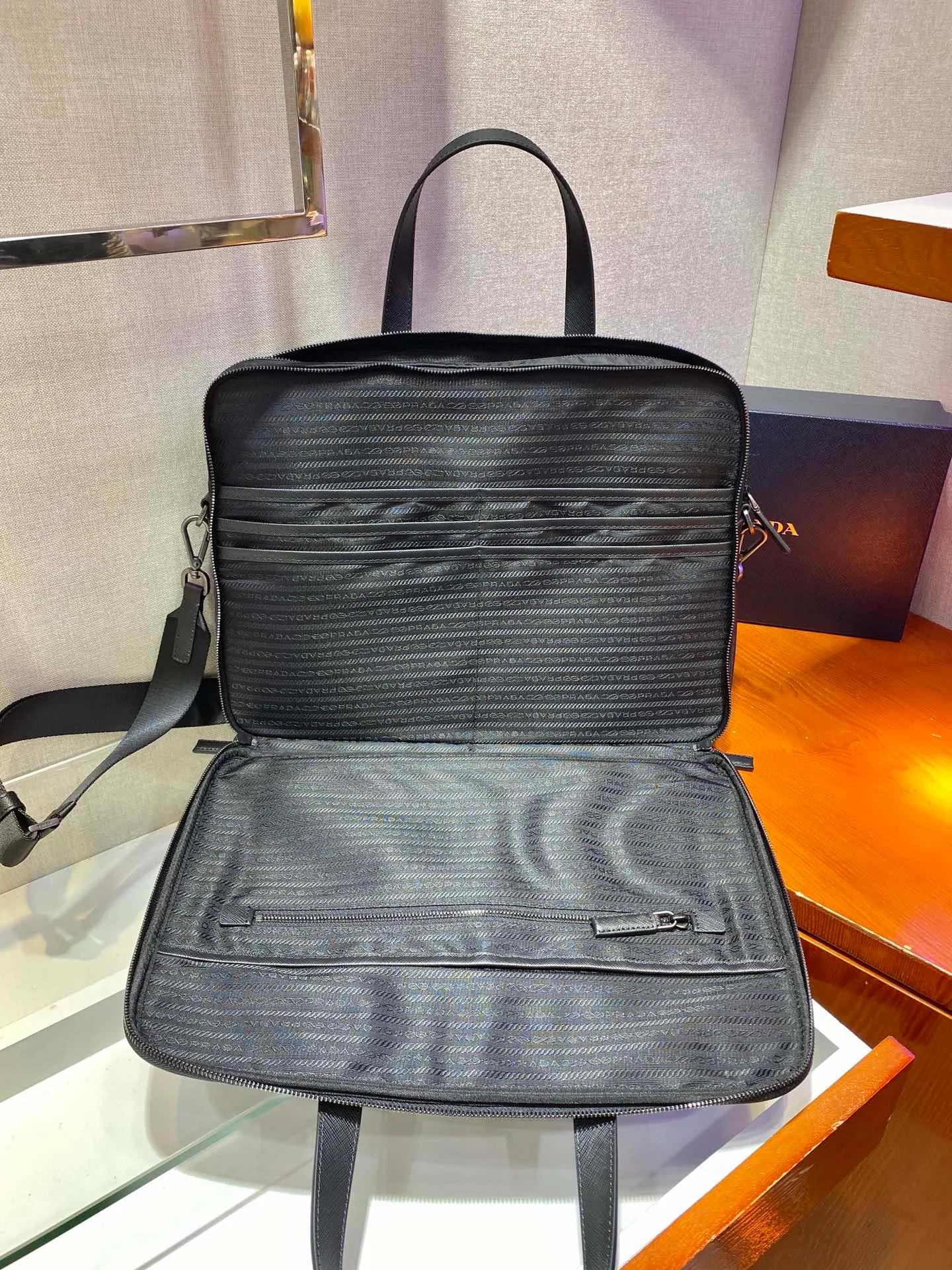 💰1520🎉Environmental protection series🎉New 2VE005 briefcase🎉🎉 This recycled nylon material reinterprets the classic men's briefcase, adding highlights to the new season. The briefcase features double handles and a detachable shoulder strap, and features an eye-catching signature recycled nylon logo and sophisticated details. The back can be hung on a trolley case when traveling. Very practical, simple/unique ring with deep logo/yet grand, men😘😘Hurry up and get it👏👏 Length 38x Height 28x Bottom 6.5cm🎉🎉🎉💰💰💰💰