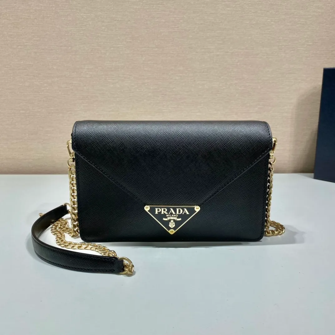 💰1320🎉New crossbody bag🎉1BD318🎉🎉 This clamshell shoulder bag is made of Saffiano leather with lambskin interior. Showing ingenious design, the soft design is visible at a glance. The tip of the flap closure is decorated with an enameled metal triangle logo, and comes with a detachable long shoulder strap/can also be used as a handbag😘😘Exquisite and charming, simple and elegant, worth owning. Hurry up and get it🎉🎉 Length 21.5x Height 14x Bottom 4cm🎉🎉🎉👏👏👏