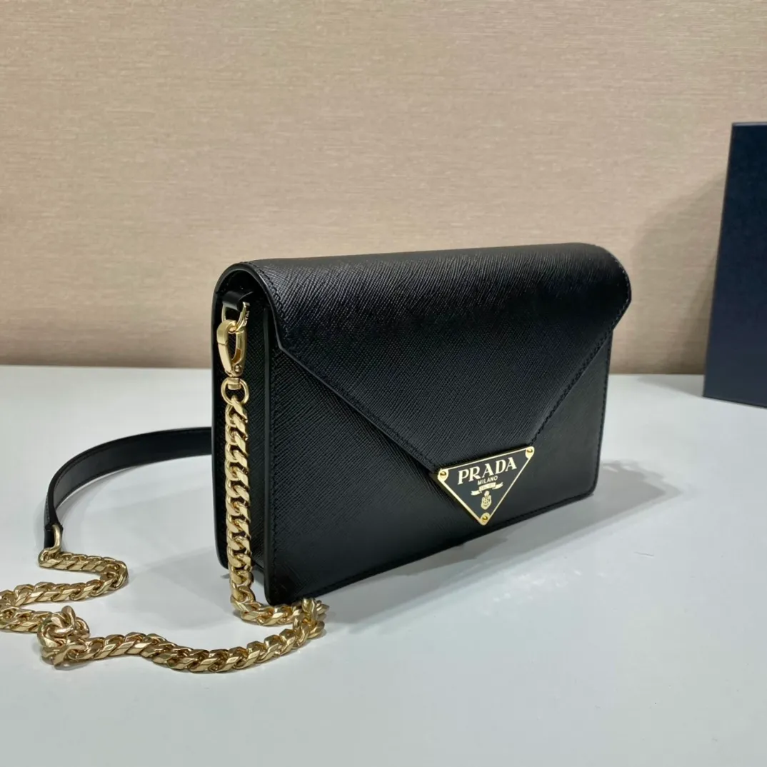 💰1320🎉New crossbody bag🎉1BD318🎉🎉 This clamshell shoulder bag is made of Saffiano leather with lambskin interior. Showing ingenious design, the soft design is visible at a glance. The tip of the flap closure is decorated with an enameled metal triangle logo, and comes with a detachable long shoulder strap/can also be used as a handbag😘😘Exquisite and charming, simple and elegant, worth owning. Hurry up and get it🎉🎉 Length 21.5x Height 14x Bottom 4cm🎉🎉🎉👏👏👏