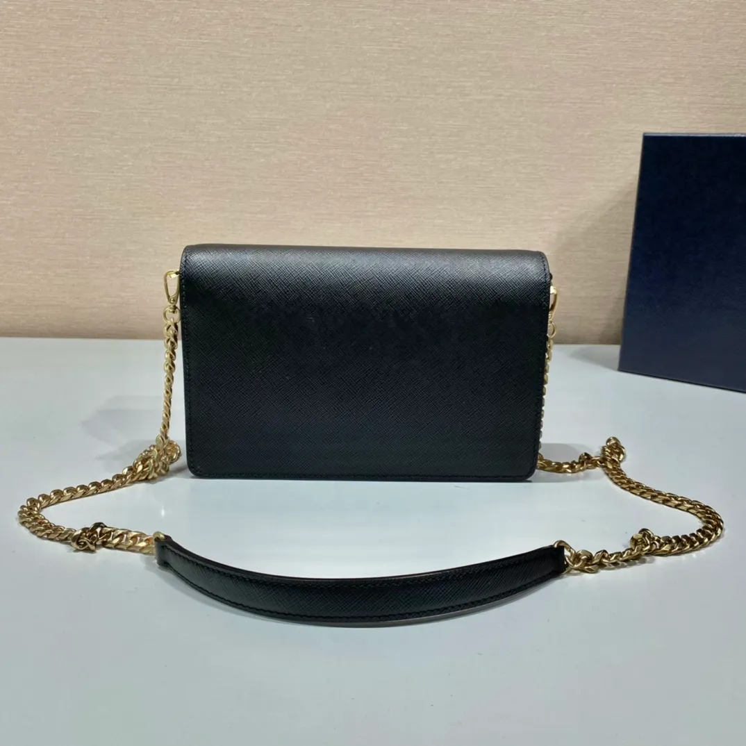 💰1320🎉New crossbody bag🎉1BD318🎉🎉 This clamshell shoulder bag is made of Saffiano leather with lambskin interior. Showing ingenious design, the soft design is visible at a glance. The tip of the flap closure is decorated with an enameled metal triangle logo, and comes with a detachable long shoulder strap/can also be used as a handbag😘😘Exquisite and charming, simple and elegant, worth owning. Hurry up and get it🎉🎉 Length 21.5x Height 14x Bottom 4cm🎉🎉🎉👏👏👏