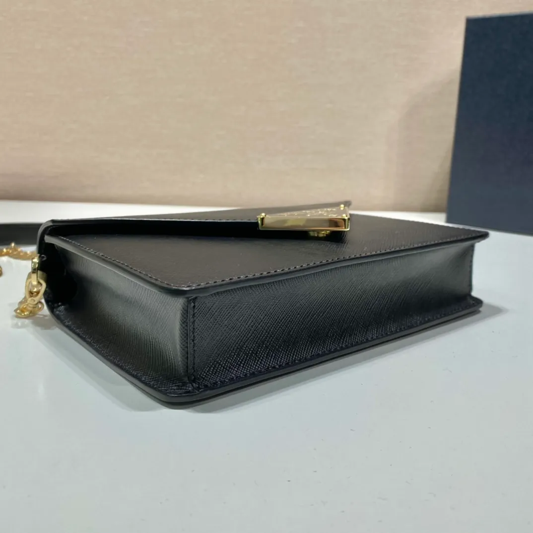 💰1320🎉New crossbody bag🎉1BD318🎉🎉 This clamshell shoulder bag is made of Saffiano leather with lambskin interior. Showing ingenious design, the soft design is visible at a glance. The tip of the flap closure is decorated with an enameled metal triangle logo, and comes with a detachable long shoulder strap/can also be used as a handbag😘😘Exquisite and charming, simple and elegant, worth owning. Hurry up and get it🎉🎉 Length 21.5x Height 14x Bottom 4cm🎉🎉🎉👏👏👏
