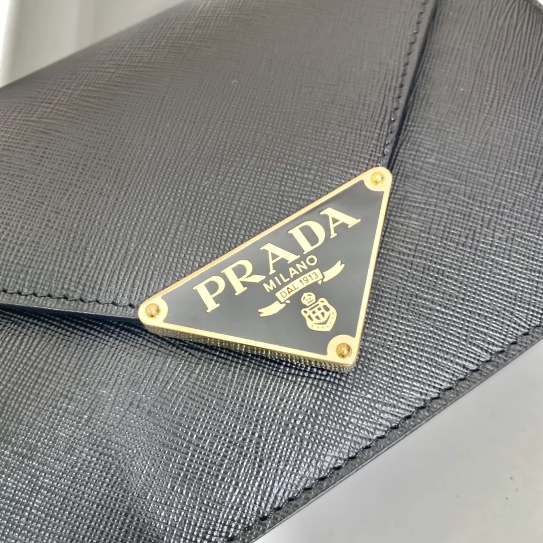 💰1320🎉New crossbody bag🎉1BD318🎉🎉 This clamshell shoulder bag is made of Saffiano leather with lambskin interior. Showing ingenious design, the soft design is visible at a glance. The tip of the flap closure is decorated with an enameled metal triangle logo, and comes with a detachable long shoulder strap/can also be used as a handbag😘😘Exquisite and charming, simple and elegant, worth owning. Hurry up and get it🎉🎉 Length 21.5x Height 14x Bottom 4cm🎉🎉🎉👏👏👏