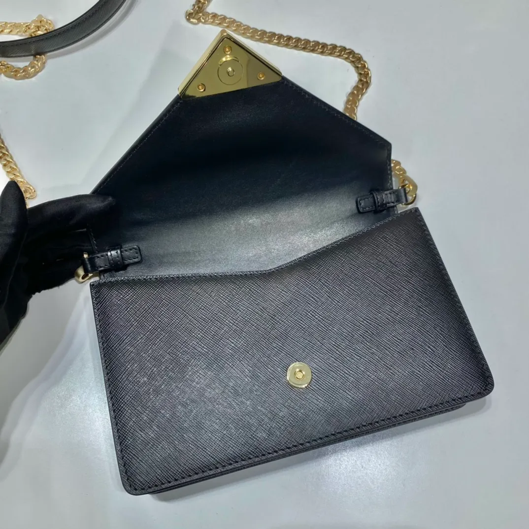 💰1320🎉New crossbody bag🎉1BD318🎉🎉 This clamshell shoulder bag is made of Saffiano leather with lambskin interior. Showing ingenious design, the soft design is visible at a glance. The tip of the flap closure is decorated with an enameled metal triangle logo, and comes with a detachable long shoulder strap/can also be used as a handbag😘😘Exquisite and charming, simple and elegant, worth owning. Hurry up and get it🎉🎉 Length 21.5x Height 14x Bottom 4cm🎉🎉🎉👏👏👏