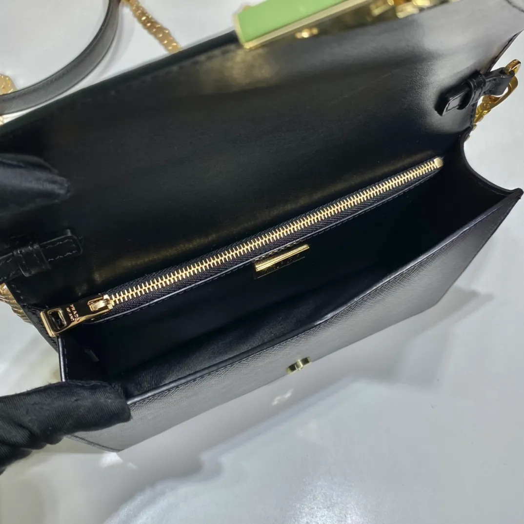 💰1320🎉New crossbody bag🎉1BD318🎉🎉 This clamshell shoulder bag is made of Saffiano leather with lambskin interior. Showing ingenious design, the soft design is visible at a glance. The tip of the flap closure is decorated with an enameled metal triangle logo, and comes with a detachable long shoulder strap/can also be used as a handbag😘😘Exquisite and charming, simple and elegant, worth owning. Hurry up and get it🎉🎉 Length 21.5x Height 14x Bottom 4cm🎉🎉🎉👏👏👏
