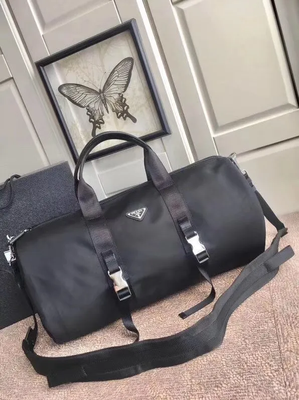p900¥🔆New travel bag🔆2VC015🤙🤙Made of imported parachute fabric👏🏻👏🏻, top-grade hardware🤙🤙This unique travel bag is full of modern design, with curved sides and two zippered outer pockets, and the body of the bag is decorated with the iconic triangular metal logo. Lightweight and practical, a must-have for travel👏🏻👏🏻Length 50x Height 25x Bottom 25cm🤙🤙🤙