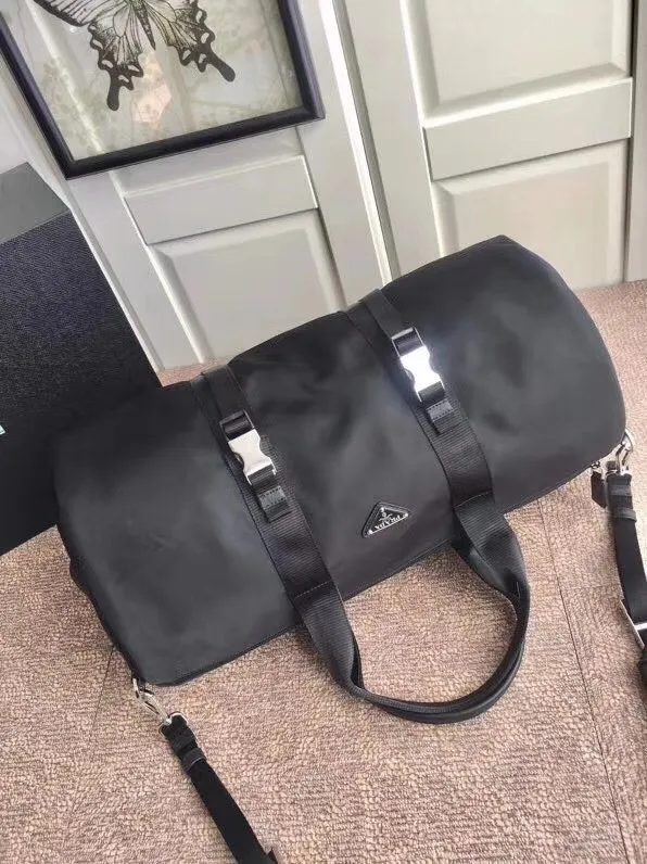 p900¥🔆New travel bag🔆2VC015🤙🤙Made of imported parachute fabric👏🏻👏🏻, top-grade hardware🤙🤙This unique travel bag is full of modern design, with curved sides and two zippered outer pockets, and the body of the bag is decorated with the iconic triangular metal logo. Lightweight and practical, a must-have for travel👏🏻👏🏻Length 50x Height 25x Bottom 25cm🤙🤙🤙