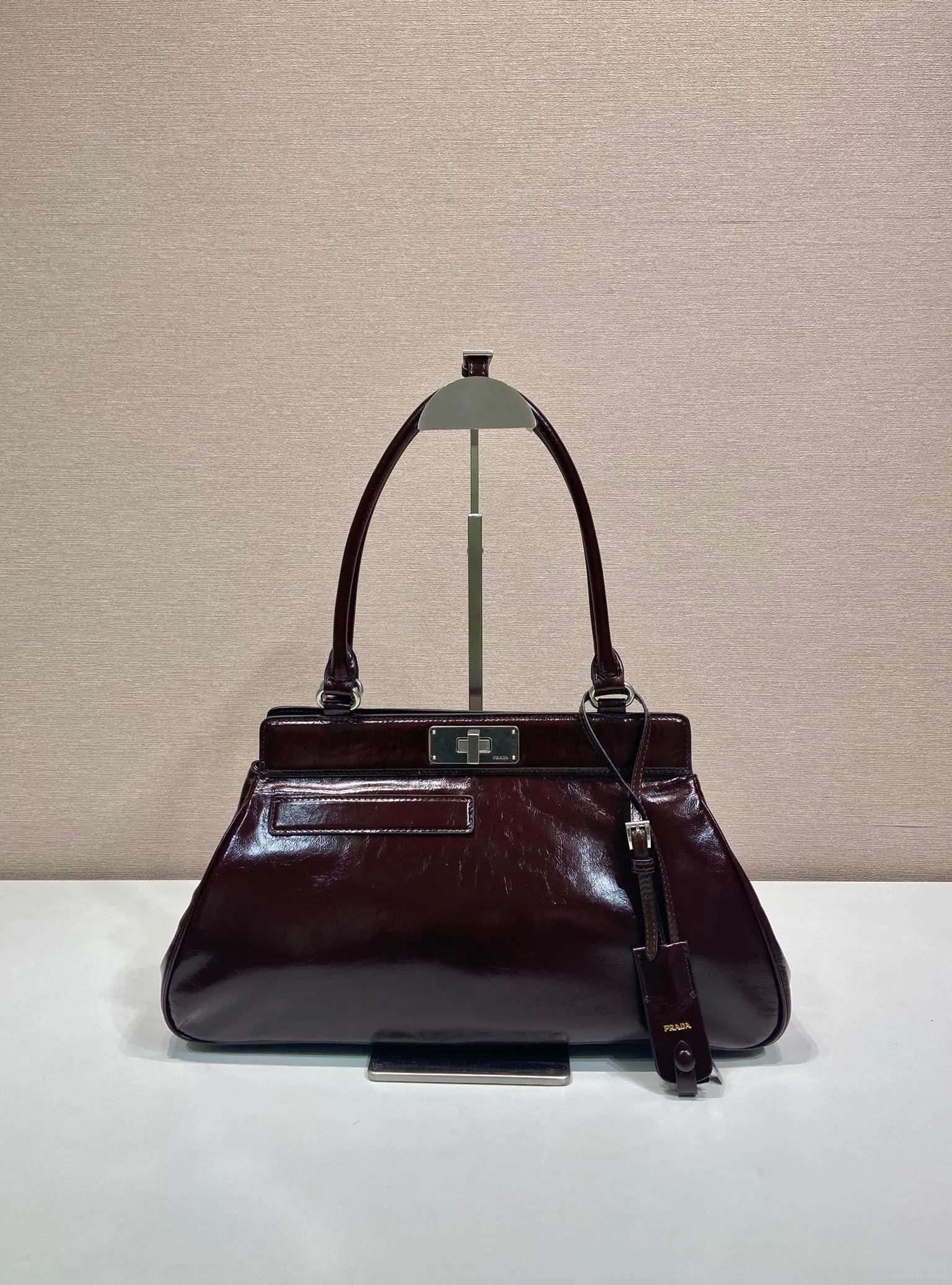 💰1860🎉New Product🎉1BG569 Oiled Waxed Leather🎉🎉 This handbag debuts with a modern geometric shape, using imported oiled waxed cowhide, and the ingenious Oversize design plays with illusions. There are 2 pockets on the front and back of the bag, cleverly reproduced details, just like the twist lock buckle in the archive design, showing the brand's exquisite craftsmanship. It has a large capacity and is a hit that will never go out of style. Hurry up and get it🎉🎉 Length 38x Height 21x Bottom 8cm🎉🎉🎉💰💰💰