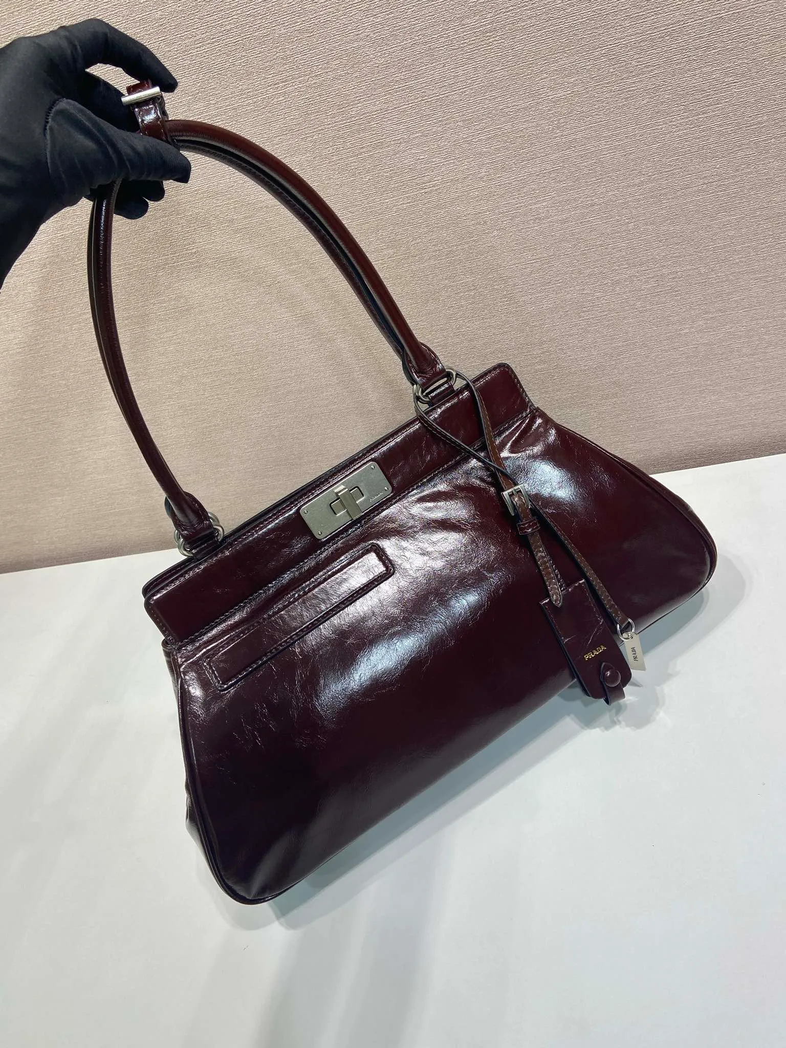 💰1860🎉New Product🎉1BG569 Oiled Waxed Leather🎉🎉 This handbag debuts with a modern geometric shape, using imported oiled waxed cowhide, and the ingenious Oversize design plays with illusions. There are 2 pockets on the front and back of the bag, cleverly reproduced details, just like the twist lock buckle in the archive design, showing the brand's exquisite craftsmanship. It has a large capacity and is a hit that will never go out of style. Hurry up and get it🎉🎉 Length 38x Height 21x Bottom 8cm🎉🎉🎉💰💰💰