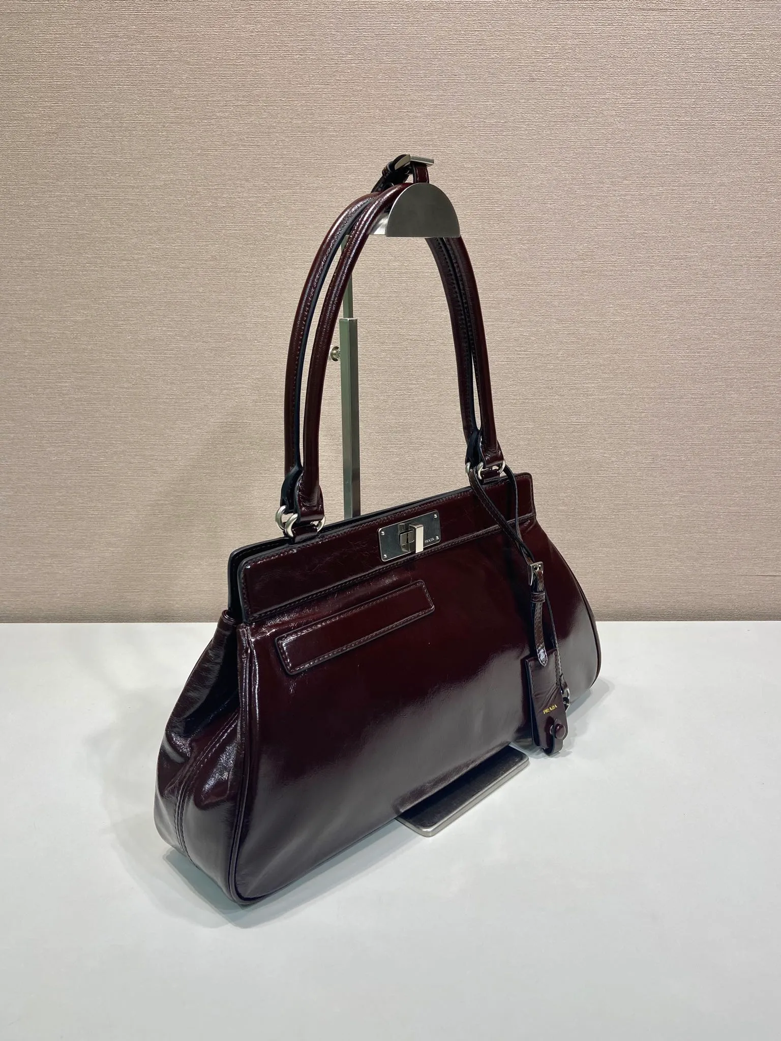 💰1860🎉New Product🎉1BG569 Oiled Waxed Leather🎉🎉 This handbag debuts with a modern geometric shape, using imported oiled waxed cowhide, and the ingenious Oversize design plays with illusions. There are 2 pockets on the front and back of the bag, cleverly reproduced details, just like the twist lock buckle in the archive design, showing the brand's exquisite craftsmanship. It has a large capacity and is a hit that will never go out of style. Hurry up and get it🎉🎉 Length 38x Height 21x Bottom 8cm🎉🎉🎉💰💰💰