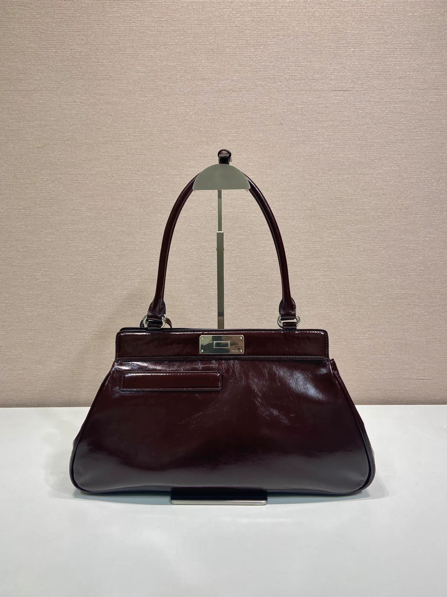 💰1860🎉New Product🎉1BG569 Oiled Waxed Leather🎉🎉 This handbag debuts with a modern geometric shape, using imported oiled waxed cowhide, and the ingenious Oversize design plays with illusions. There are 2 pockets on the front and back of the bag, cleverly reproduced details, just like the twist lock buckle in the archive design, showing the brand's exquisite craftsmanship. It has a large capacity and is a hit that will never go out of style. Hurry up and get it🎉🎉 Length 38x Height 21x Bottom 8cm🎉🎉🎉💰💰💰