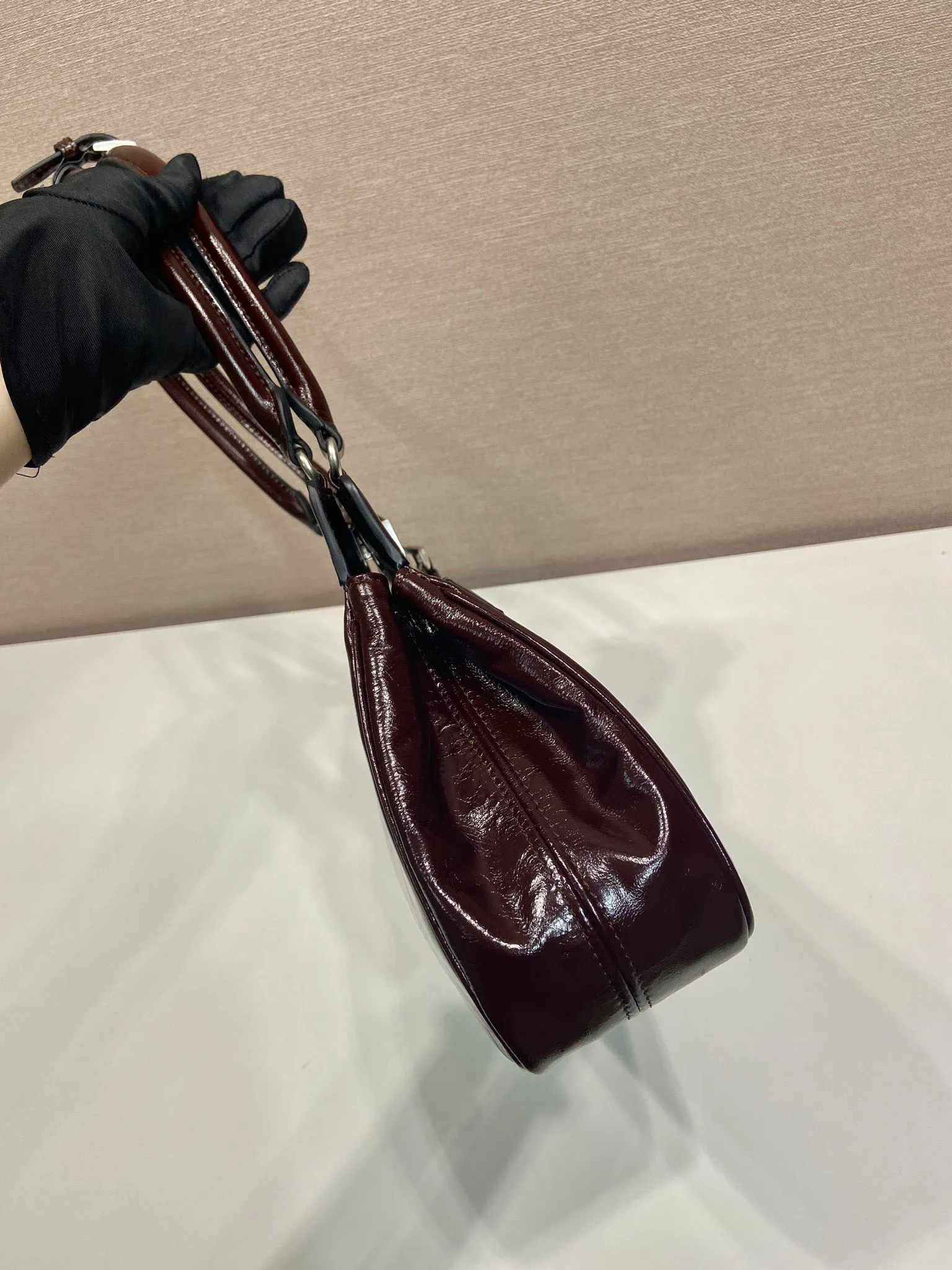 💰1860🎉New Product🎉1BG569 Oiled Waxed Leather🎉🎉 This handbag debuts with a modern geometric shape, using imported oiled waxed cowhide, and the ingenious Oversize design plays with illusions. There are 2 pockets on the front and back of the bag, cleverly reproduced details, just like the twist lock buckle in the archive design, showing the brand's exquisite craftsmanship. It has a large capacity and is a hit that will never go out of style. Hurry up and get it🎉🎉 Length 38x Height 21x Bottom 8cm🎉🎉🎉💰💰💰