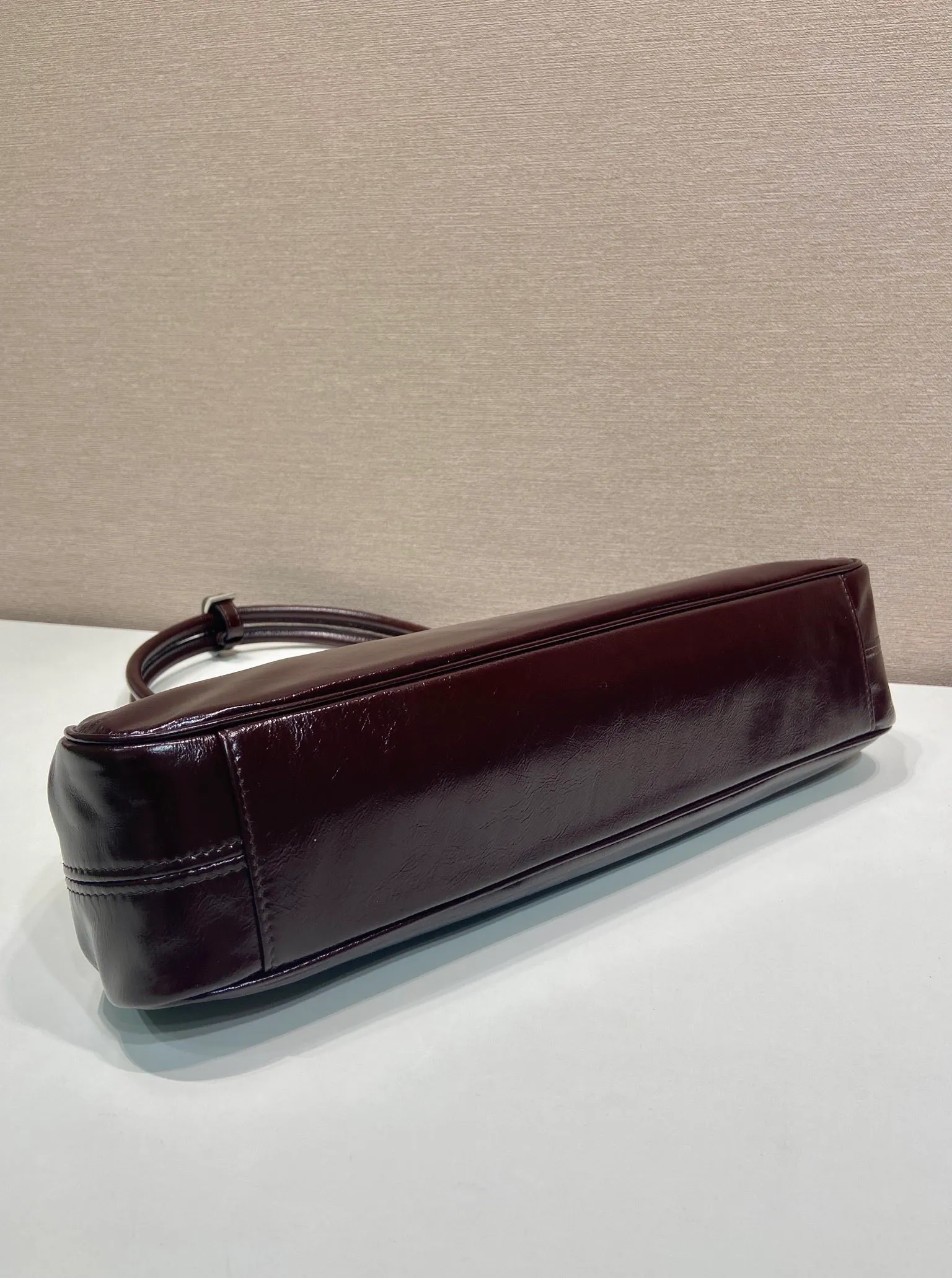 💰1860🎉New Product🎉1BG569 Oiled Waxed Leather🎉🎉 This handbag debuts with a modern geometric shape, using imported oiled waxed cowhide, and the ingenious Oversize design plays with illusions. There are 2 pockets on the front and back of the bag, cleverly reproduced details, just like the twist lock buckle in the archive design, showing the brand's exquisite craftsmanship. It has a large capacity and is a hit that will never go out of style. Hurry up and get it🎉🎉 Length 38x Height 21x Bottom 8cm🎉🎉🎉💰💰💰