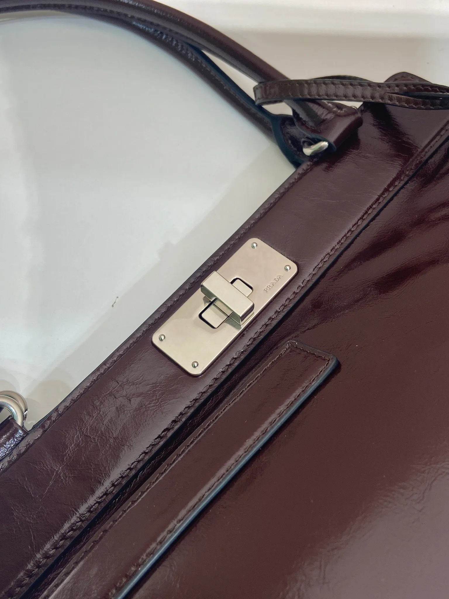 💰1860🎉New Product🎉1BG569 Oiled Waxed Leather🎉🎉 This handbag debuts with a modern geometric shape, using imported oiled waxed cowhide, and the ingenious Oversize design plays with illusions. There are 2 pockets on the front and back of the bag, cleverly reproduced details, just like the twist lock buckle in the archive design, showing the brand's exquisite craftsmanship. It has a large capacity and is a hit that will never go out of style. Hurry up and get it🎉🎉 Length 38x Height 21x Bottom 8cm🎉🎉🎉💰💰💰