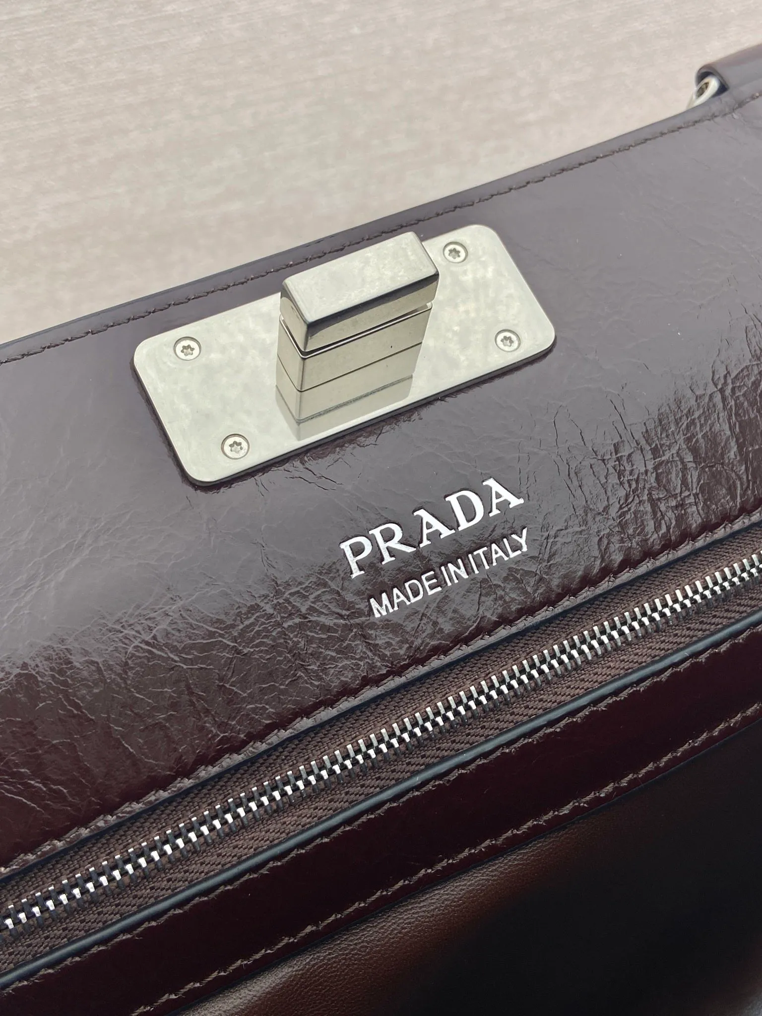 💰1860🎉New Product🎉1BG569 Oiled Waxed Leather🎉🎉 This handbag debuts with a modern geometric shape, using imported oiled waxed cowhide, and the ingenious Oversize design plays with illusions. There are 2 pockets on the front and back of the bag, cleverly reproduced details, just like the twist lock buckle in the archive design, showing the brand's exquisite craftsmanship. It has a large capacity and is a hit that will never go out of style. Hurry up and get it🎉🎉 Length 38x Height 21x Bottom 8cm🎉🎉🎉💰💰💰