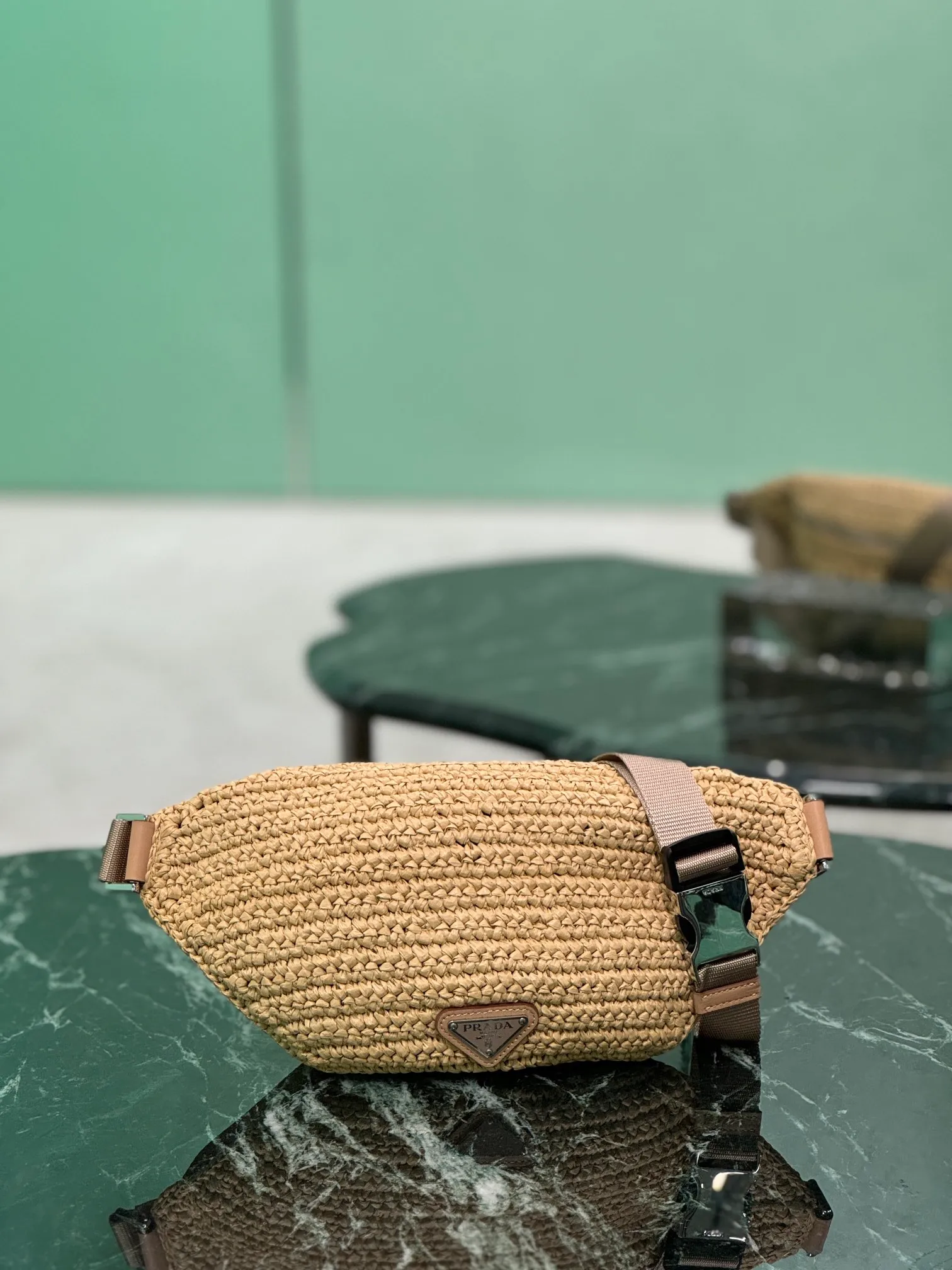 💰1500🌟New woven waist bag Made of imported raffia material Bag body LOGO is made of raffia woven polished steel hardware Adjustable nylon belt with buckle Internal logo plate and external enamel-coated triangle logo This model combines functionality and modern fashion style Size: 35×18cm Style number: 2VL042