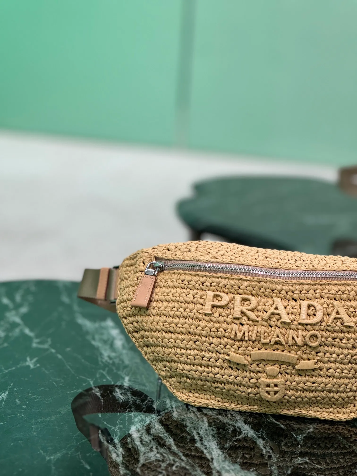 💰1500🌟New woven waist bag Made of imported raffia material Bag body LOGO is made of raffia woven polished steel hardware Adjustable nylon belt with buckle Internal logo plate and external enamel-coated triangle logo This model combines functionality and modern fashion style Size: 35×18cm Style number: 2VL042