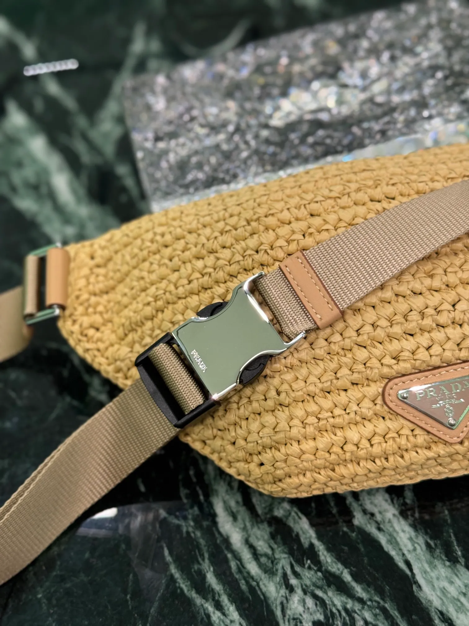 💰1500🌟New woven waist bag Made of imported raffia material Bag body LOGO is made of raffia woven polished steel hardware Adjustable nylon belt with buckle Internal logo plate and external enamel-coated triangle logo This model combines functionality and modern fashion style Size: 35×18cm Style number: 2VL042