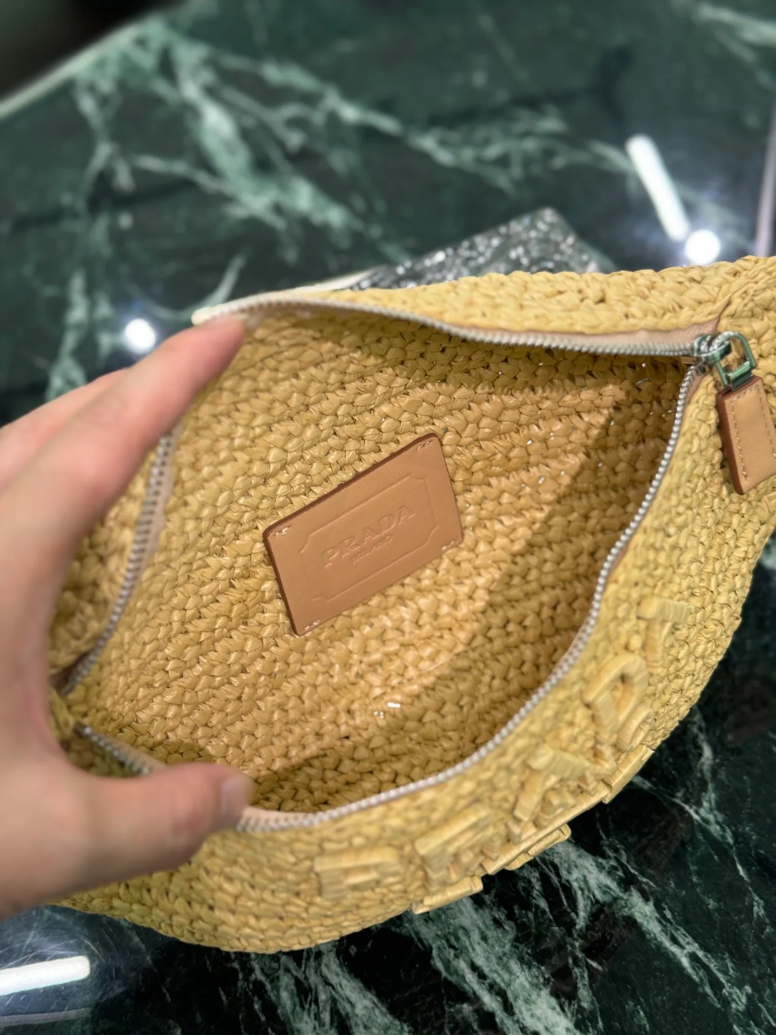 💰1500🌟New woven waist bag Made of imported raffia material Bag body LOGO is made of raffia woven polished steel hardware Adjustable nylon belt with buckle Internal logo plate and external enamel-coated triangle logo This model combines functionality and modern fashion style Size: 35×18cm Style number: 2VL042
