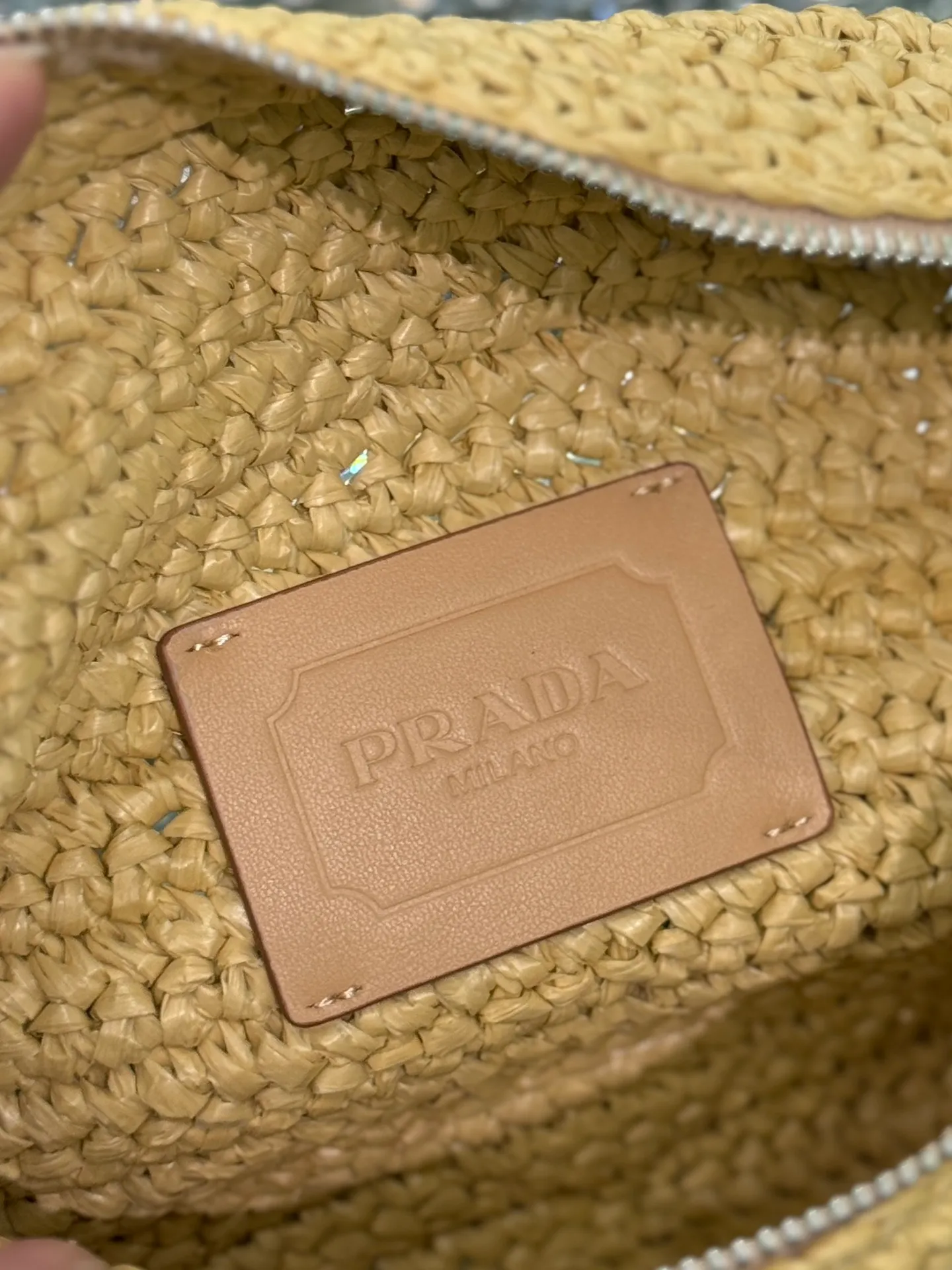 💰1500🌟New woven waist bag Made of imported raffia material Bag body LOGO is made of raffia woven polished steel hardware Adjustable nylon belt with buckle Internal logo plate and external enamel-coated triangle logo This model combines functionality and modern fashion style Size: 35×18cm Style number: 2VL042