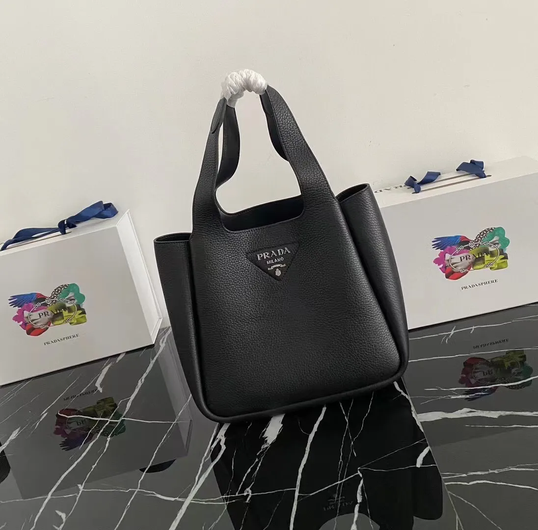 P1300¥ [Top original order] (New version) 1BG335 vegetable basket bucket bag has arrived🎉Soft and delicate calfskin vegetable basket tote armpit bag, full leather inside and outside with a single handle decorated with silver metal logo, the overall bag body is very Soft and lightweight, the style is elegant and outstanding. The two side pockets not only meet the needs of exquisite storage, but also add elegant charm. It can be carried as an armpit bag, a must-have for goddesses. OEM code 165, size 25*21.5*14cm!