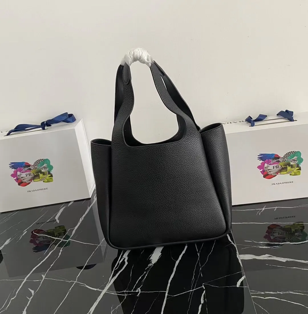P1300¥ [Top original order] (New version) 1BG335 vegetable basket bucket bag has arrived🎉Soft and delicate calfskin vegetable basket tote armpit bag, full leather inside and outside with a single handle decorated with silver metal logo, the overall bag body is very Soft and lightweight, the style is elegant and outstanding. The two side pockets not only meet the needs of exquisite storage, but also add elegant charm. It can be carried as an armpit bag, a must-have for goddesses. OEM code 165, size 25*21.5*14cm!