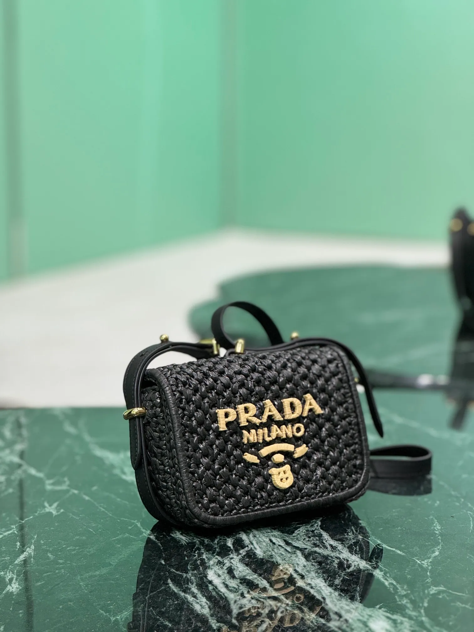 💰1560🌟Shoulder Woven Bag This modern and sophisticated bag is made of woven fabric and has a compact silhouette with flap and leather details. The shoulder bag is illuminated by gold-tone hardware and features a contrasting monogram logo embroidered on the front. Style number: 1bd362 Size: width 6×length 12×base 6cm