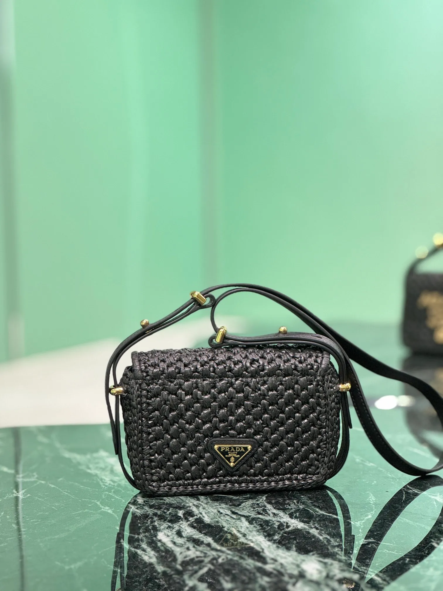 💰1560🌟Shoulder Woven Bag This modern and sophisticated bag is made of woven fabric and has a compact silhouette with flap and leather details. The shoulder bag is illuminated by gold-tone hardware and features a contrasting monogram logo embroidered on the front. Style number: 1bd362 Size: width 6×length 12×base 6cm