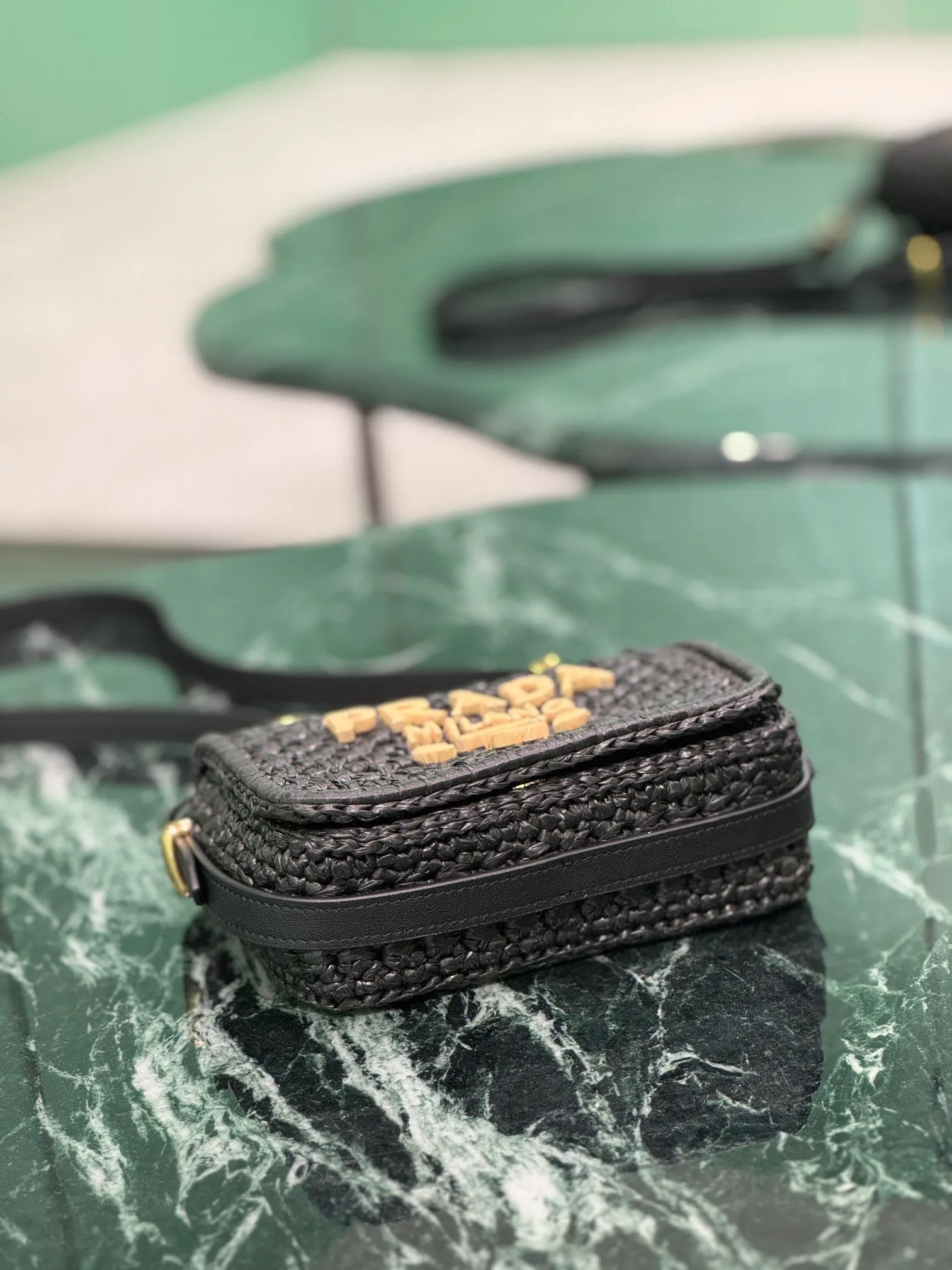💰1560🌟Shoulder Woven Bag This modern and sophisticated bag is made of woven fabric and has a compact silhouette with flap and leather details. The shoulder bag is illuminated by gold-tone hardware and features a contrasting monogram logo embroidered on the front. Style number: 1bd362 Size: width 6×length 12×base 6cm