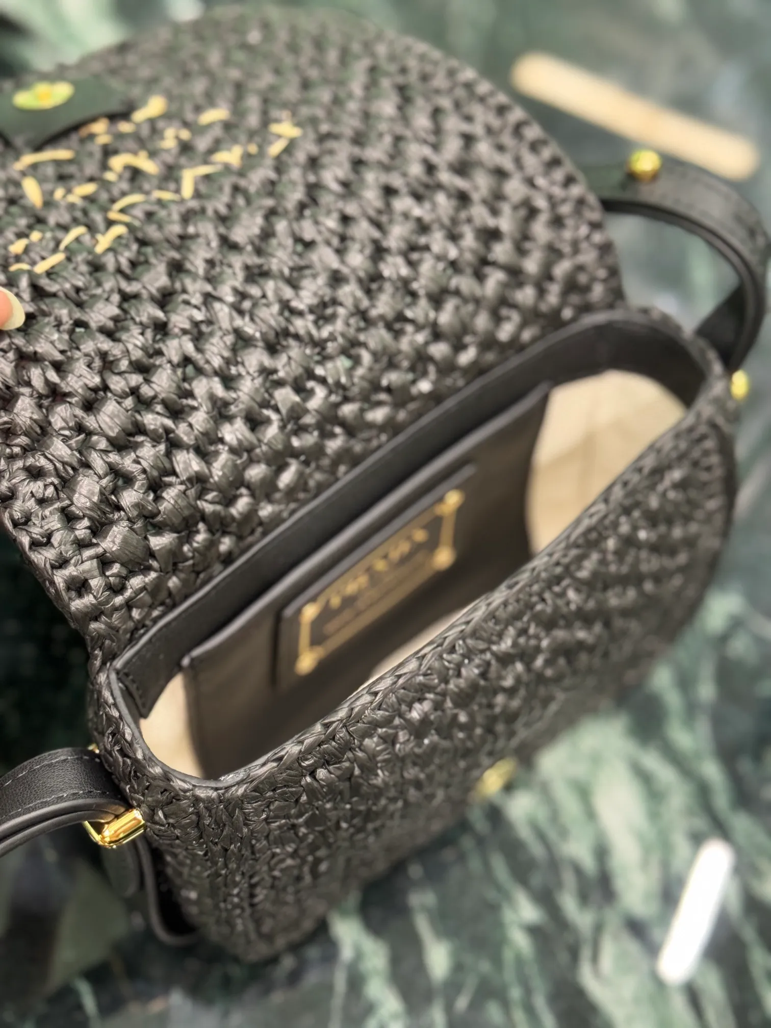 💰1560🌟Shoulder Woven Bag This modern and sophisticated bag is made of woven fabric and has a compact silhouette with flap and leather details. The shoulder bag is illuminated by gold-tone hardware and features a contrasting monogram logo embroidered on the front. Style number: 1bd362 Size: width 6×length 12×base 6cm