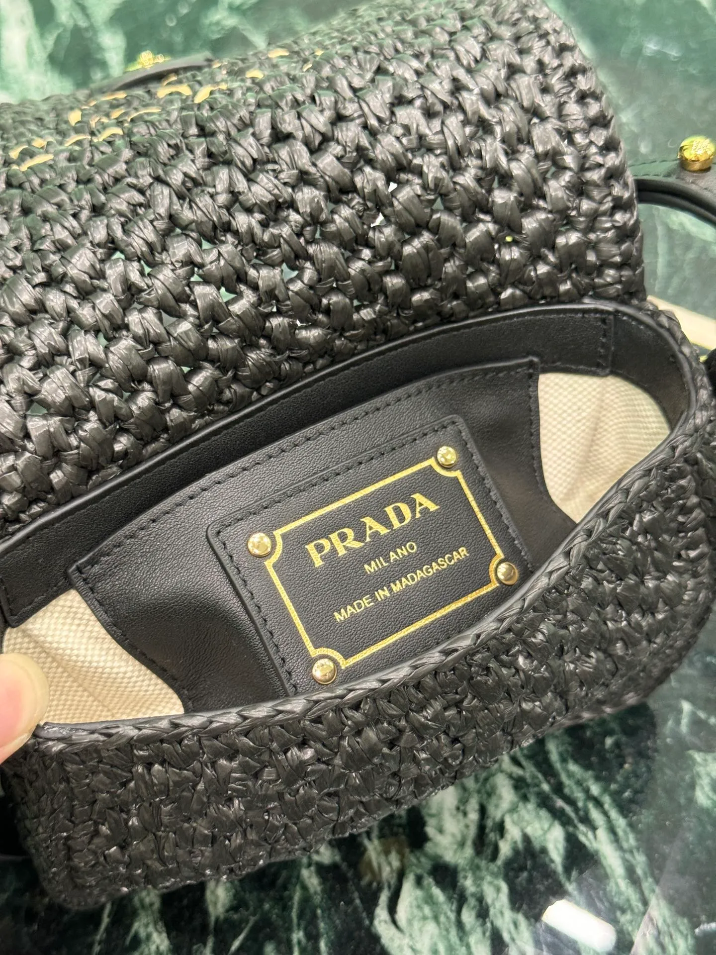 💰1560🌟Shoulder Woven Bag This modern and sophisticated bag is made of woven fabric and has a compact silhouette with flap and leather details. The shoulder bag is illuminated by gold-tone hardware and features a contrasting monogram logo embroidered on the front. Style number: 1bd362 Size: width 6×length 12×base 6cm