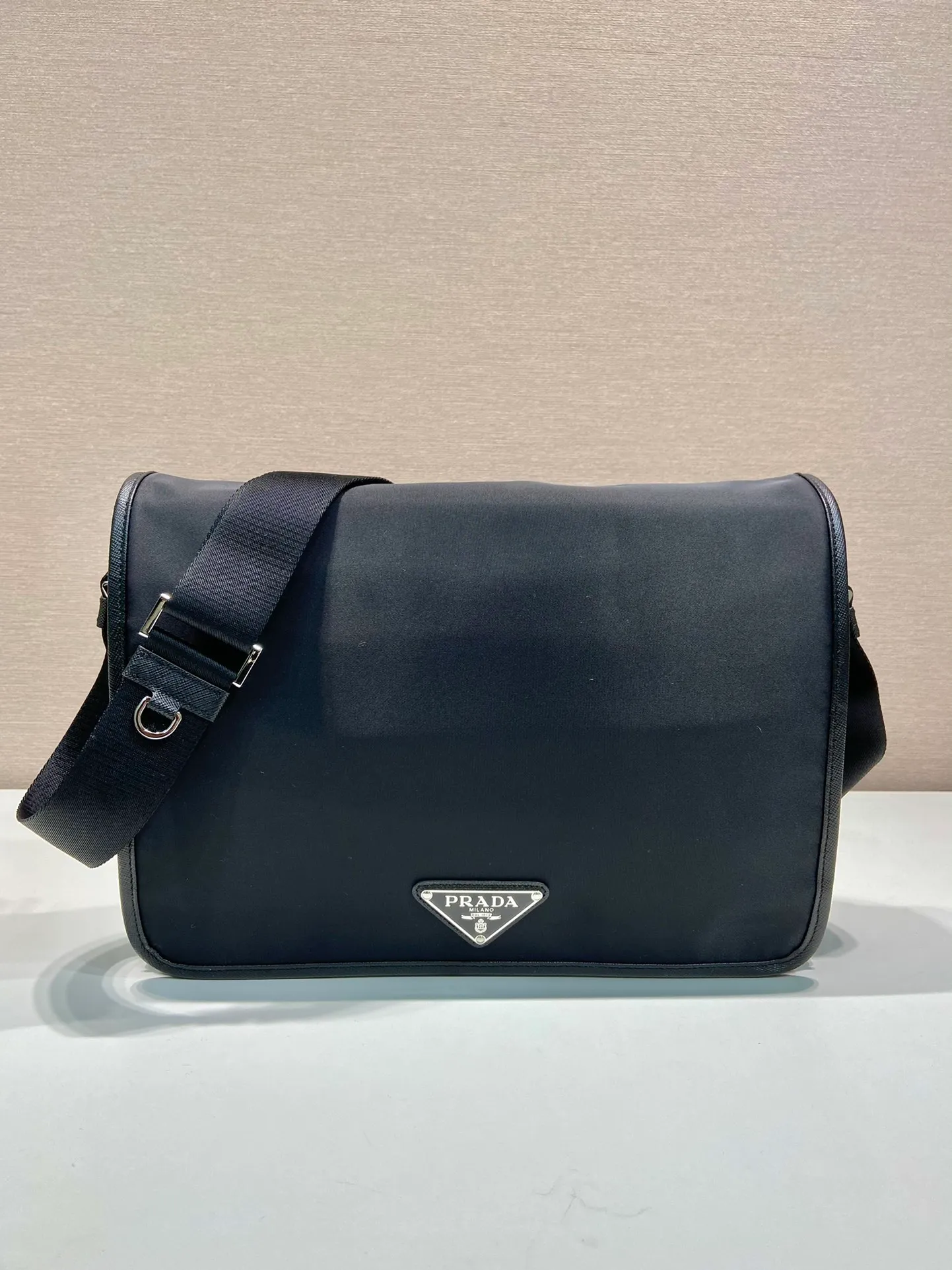 💰1260🎉New messenger bag🎉2VD039 upgrade board🎉🎉 This shoulder bag is made of imported nylon fabric, interpreting a compact and functional design. Top quality white hardware🎉🎉Flip closure, back zipper pocket, adjustable shoulder strap, looks more simple and fashionable🎉🎉Men, hurry up and get it🎉🎉 Length 33x Height 24x Bottom 8cm