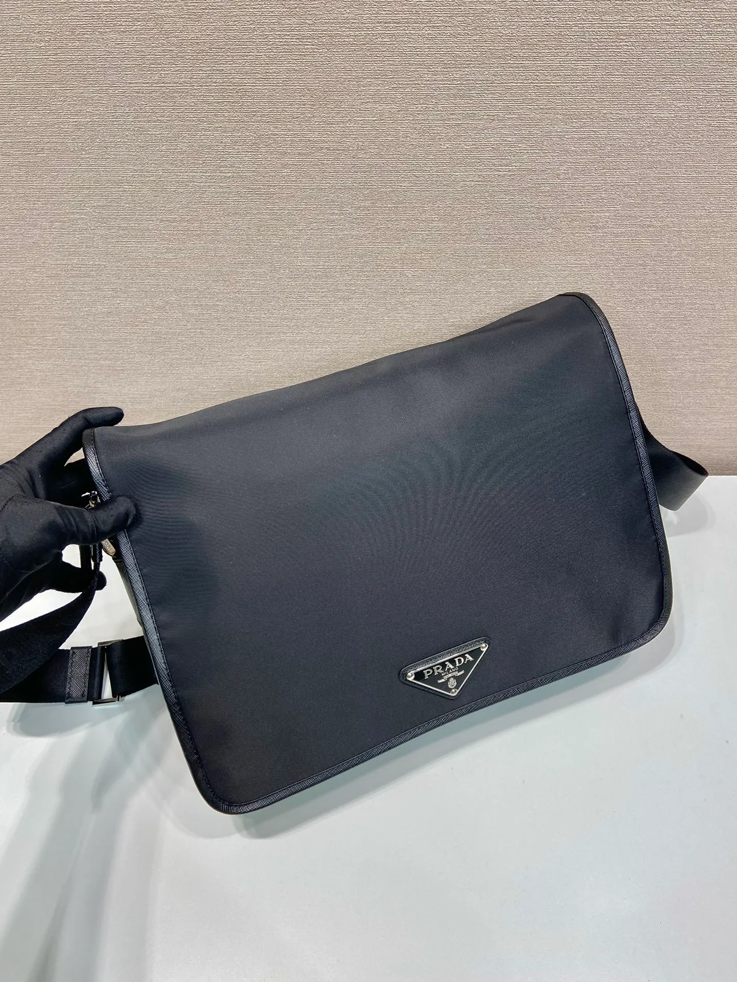 💰1260🎉New messenger bag🎉2VD039 upgrade board🎉🎉 This shoulder bag is made of imported nylon fabric, interpreting a compact and functional design. Top quality white hardware🎉🎉Flip closure, back zipper pocket, adjustable shoulder strap, looks more simple and fashionable🎉🎉Men, hurry up and get it🎉🎉 Length 33x Height 24x Bottom 8cm