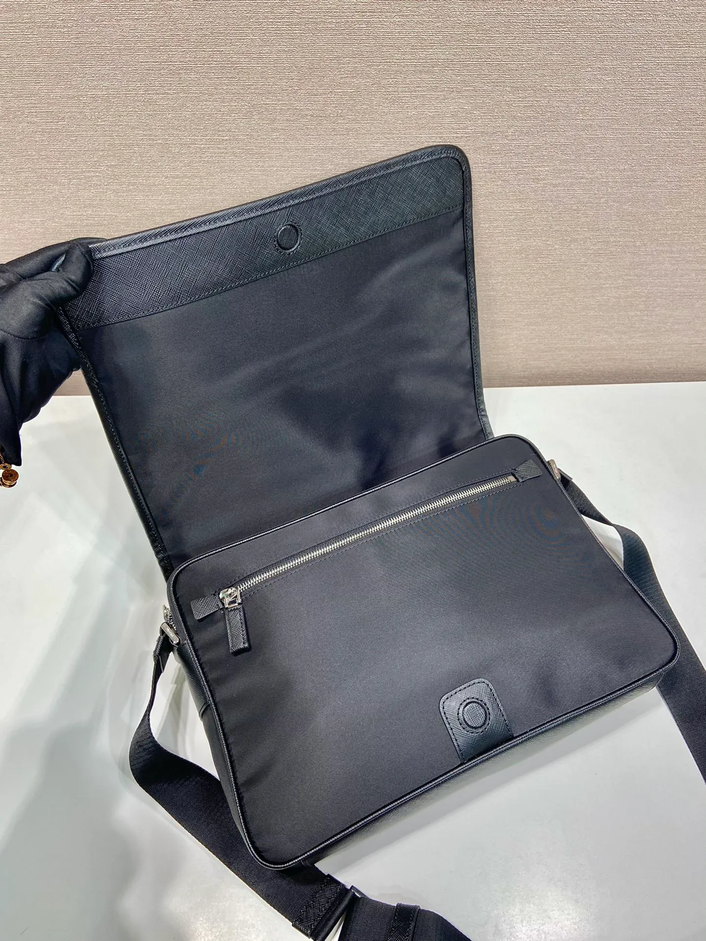💰1260🎉New messenger bag🎉2VD039 upgrade board🎉🎉 This shoulder bag is made of imported nylon fabric, interpreting a compact and functional design. Top quality white hardware🎉🎉Flip closure, back zipper pocket, adjustable shoulder strap, looks more simple and fashionable🎉🎉Men, hurry up and get it🎉🎉 Length 33x Height 24x Bottom 8cm
