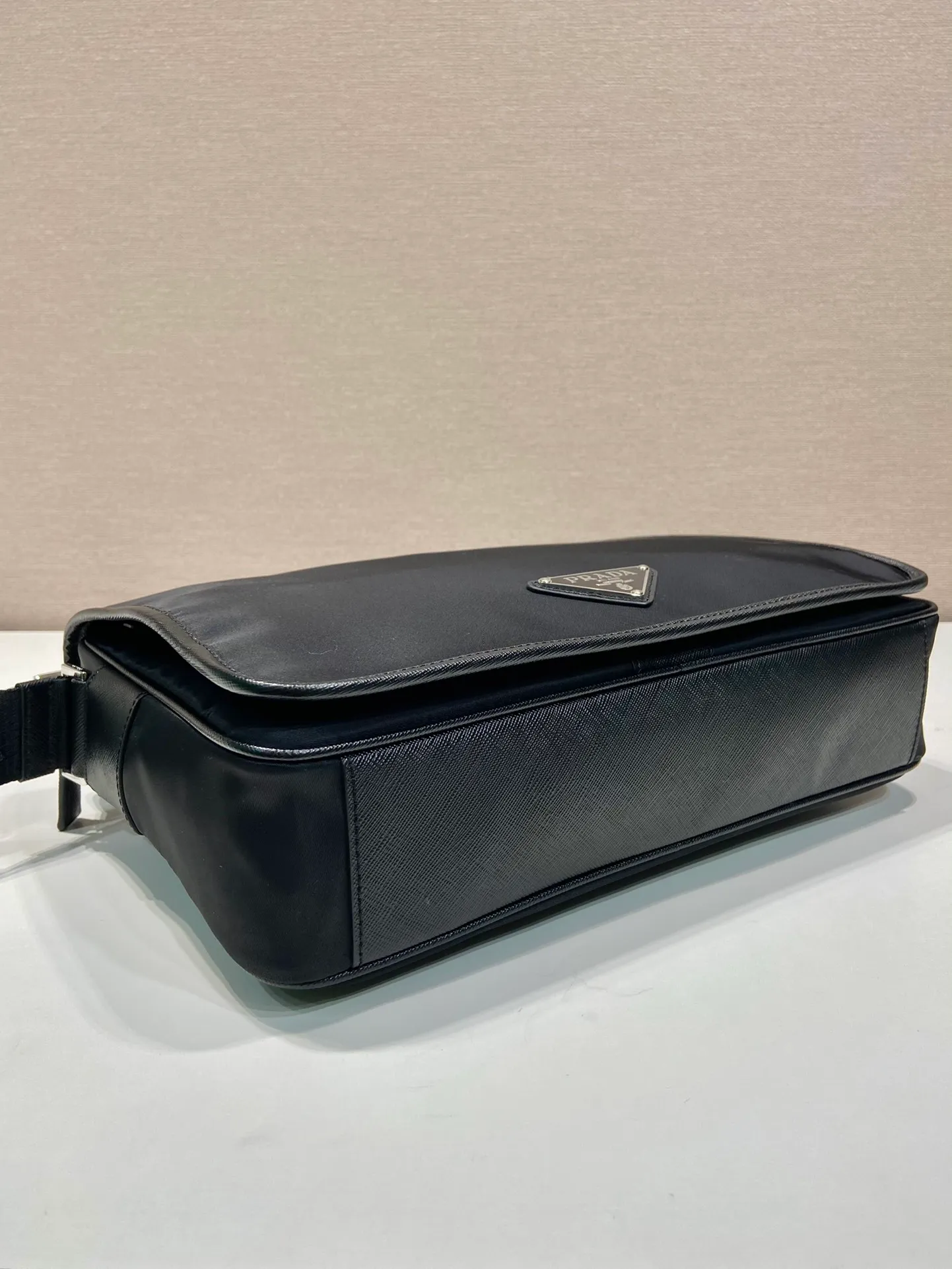 💰1260🎉New messenger bag🎉2VD039 upgrade board🎉🎉 This shoulder bag is made of imported nylon fabric, interpreting a compact and functional design. Top quality white hardware🎉🎉Flip closure, back zipper pocket, adjustable shoulder strap, looks more simple and fashionable🎉🎉Men, hurry up and get it🎉🎉 Length 33x Height 24x Bottom 8cm