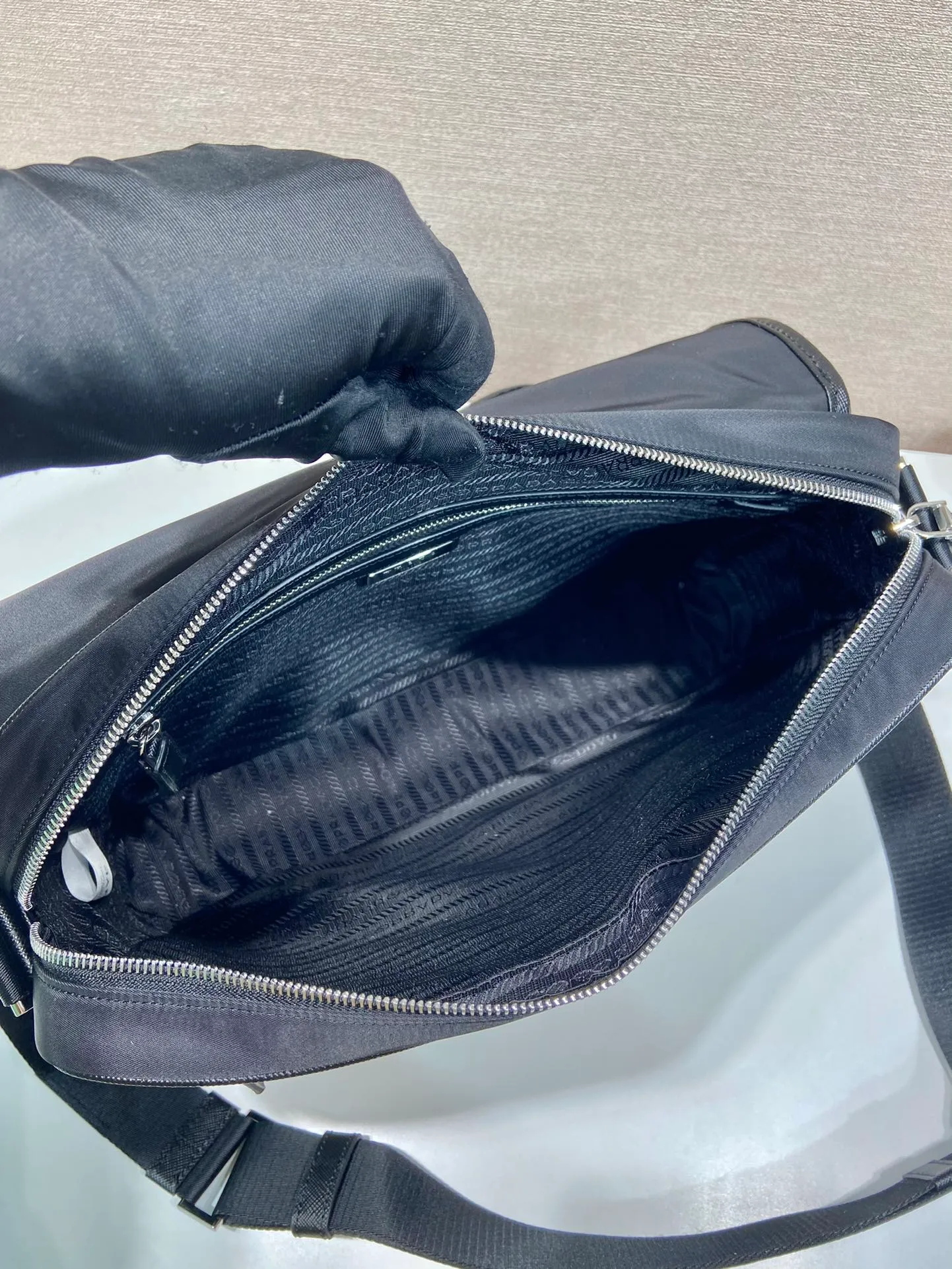 💰1260🎉New messenger bag🎉2VD039 upgrade board🎉🎉 This shoulder bag is made of imported nylon fabric, interpreting a compact and functional design. Top quality white hardware🎉🎉Flip closure, back zipper pocket, adjustable shoulder strap, looks more simple and fashionable🎉🎉Men, hurry up and get it🎉🎉 Length 33x Height 24x Bottom 8cm
