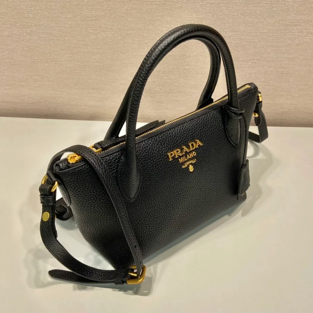 💰1600🎉New double shoulder straps🎉1BA111 double shoulder straps🎉 This double shoulder strap is made of imported deerskin grain cowhide and equipped with two interchangeable and adjustable long shoulder straps. The fabric webbing is matched with cowhide, it can be carried on the hand/shoulder, it is perfect😘, versatile for mixing and matching different clothes on different occasions😘, large capacity, many compartments, super soft to the touch🎉Hurry up and get it🎉Length 24xH19 bottom 12cm🎉🎉🎉👏👏👏
