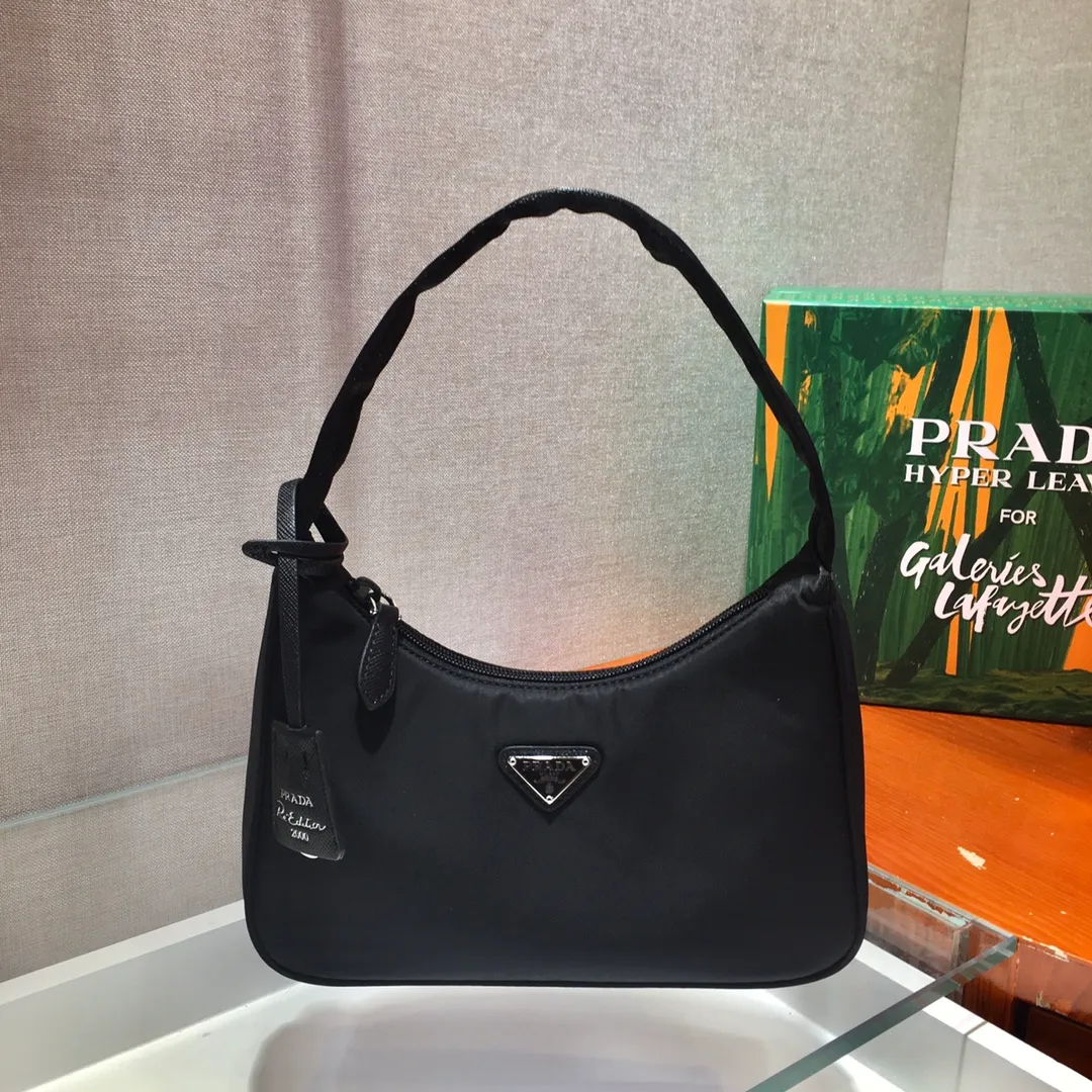 💰660🔥Upgrade board Hobo bag🔥Original quality👍👍Upgrade board 1NE515 moon-shaped second-hand bag, made of imported original parachute fabric, lightweight and practical Hobo armpit bag, super simple and eye-catching👍👍, small/light/packable/easy to wear/fashionable armpit bag, and can be carried by hand, super easy to use😍😍. It is currently the most popular bag among celebrities, aren’t you excited? 😜😜 Ladies, hurry up, length 23x height 13x base 5cm