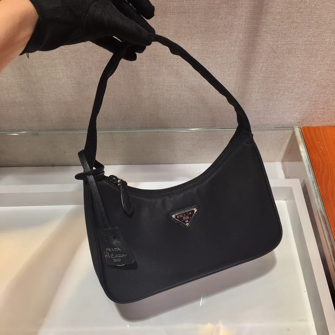 💰660🔥Upgrade board Hobo bag🔥Original quality👍👍Upgrade board 1NE515 moon-shaped second-hand bag, made of imported original parachute fabric, lightweight and practical Hobo armpit bag, super simple and eye-catching👍👍, small/light/packable/easy to wear/fashionable armpit bag, and can be carried by hand, super easy to use😍😍. It is currently the most popular bag among celebrities, aren’t you excited? 😜😜 Ladies, hurry up, length 23x height 13x base 5cm