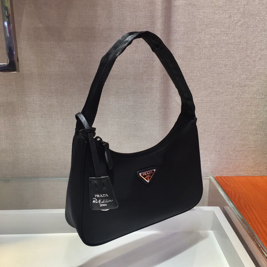 💰660🔥Upgrade board Hobo bag🔥Original quality👍👍Upgrade board 1NE515 moon-shaped second-hand bag, made of imported original parachute fabric, lightweight and practical Hobo armpit bag, super simple and eye-catching👍👍, small/light/packable/easy to wear/fashionable armpit bag, and can be carried by hand, super easy to use😍😍. It is currently the most popular bag among celebrities, aren’t you excited? 😜😜 Ladies, hurry up, length 23x height 13x base 5cm