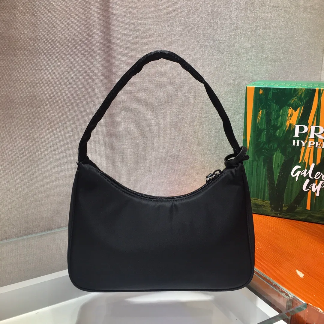💰660🔥Upgrade board Hobo bag🔥Original quality👍👍Upgrade board 1NE515 moon-shaped second-hand bag, made of imported original parachute fabric, lightweight and practical Hobo armpit bag, super simple and eye-catching👍👍, small/light/packable/easy to wear/fashionable armpit bag, and can be carried by hand, super easy to use😍😍. It is currently the most popular bag among celebrities, aren’t you excited? 😜😜 Ladies, hurry up, length 23x height 13x base 5cm