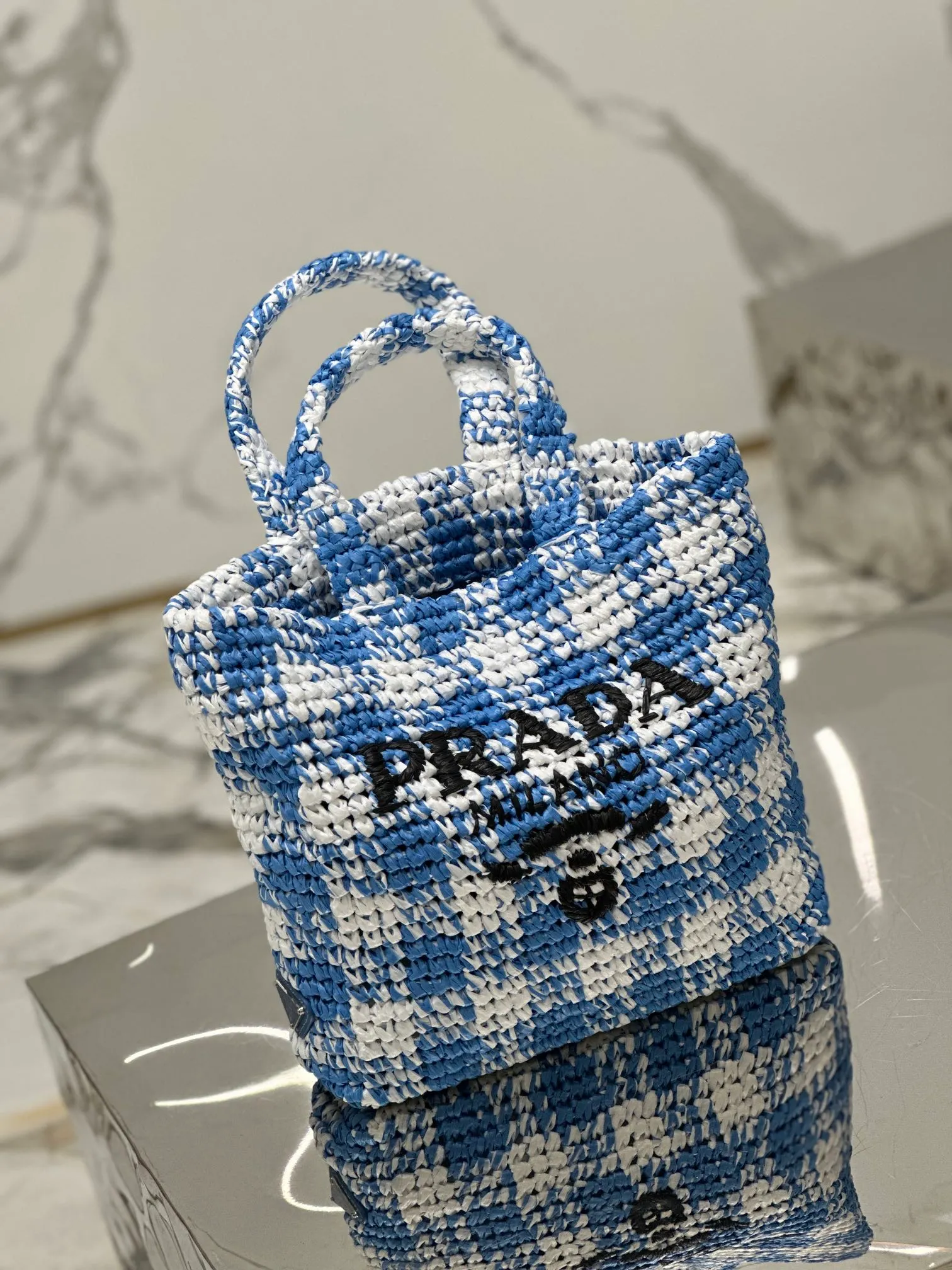 💰1560🌟Colorful woven tote bag (small size) The latest woven tote bag is designed with imported raffia. Each bag is woven by hand with professional technology, very exquisite and elegant! The color scheme of each one is very fresh! This is the bag you should carry in summer. Size: length 24×height 24×bottom 8cm Style number: 1BG422